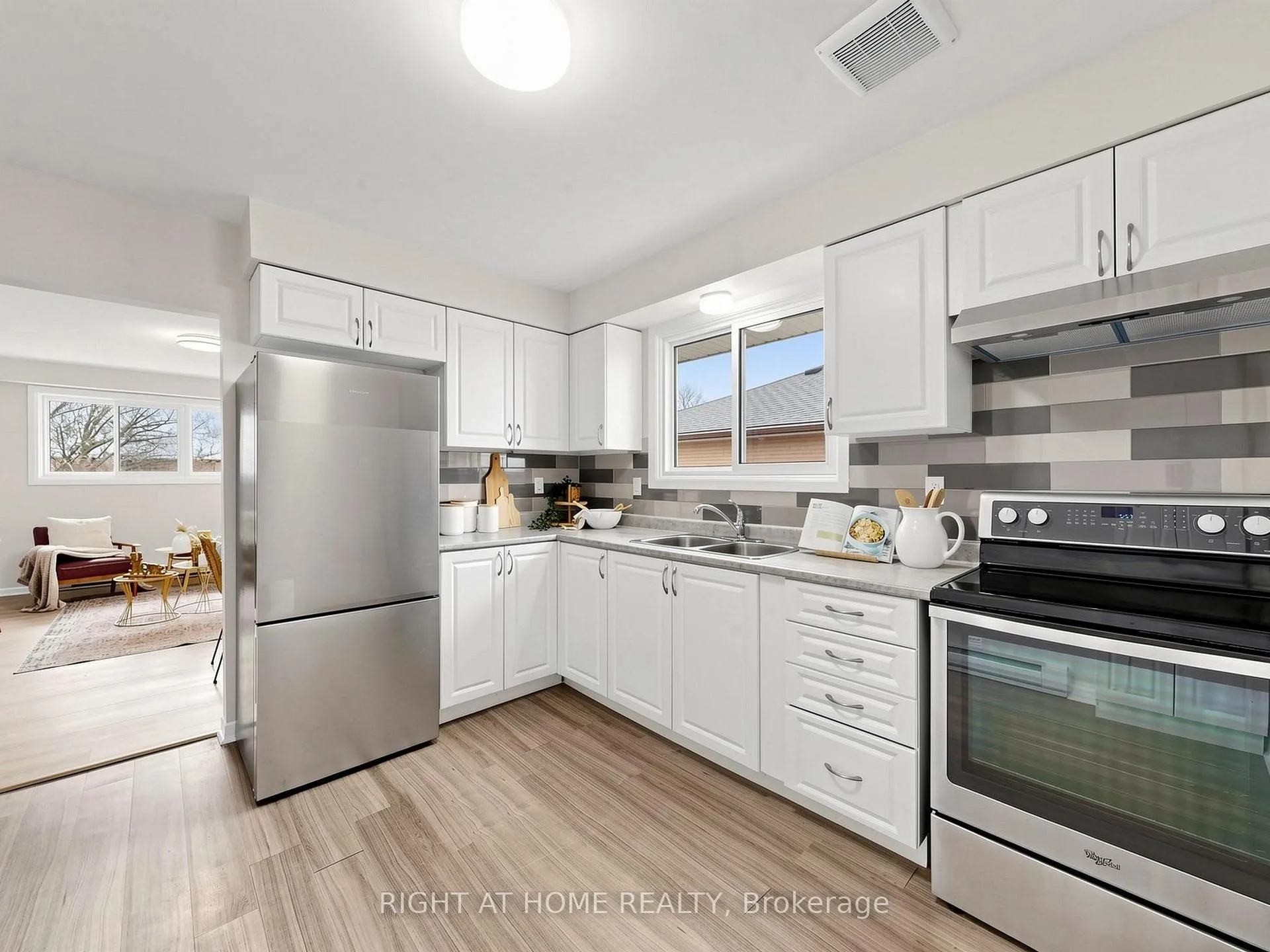 Photo 5 of 345 Dwight Avenue, Oshawa, Lakeview — HOMEH