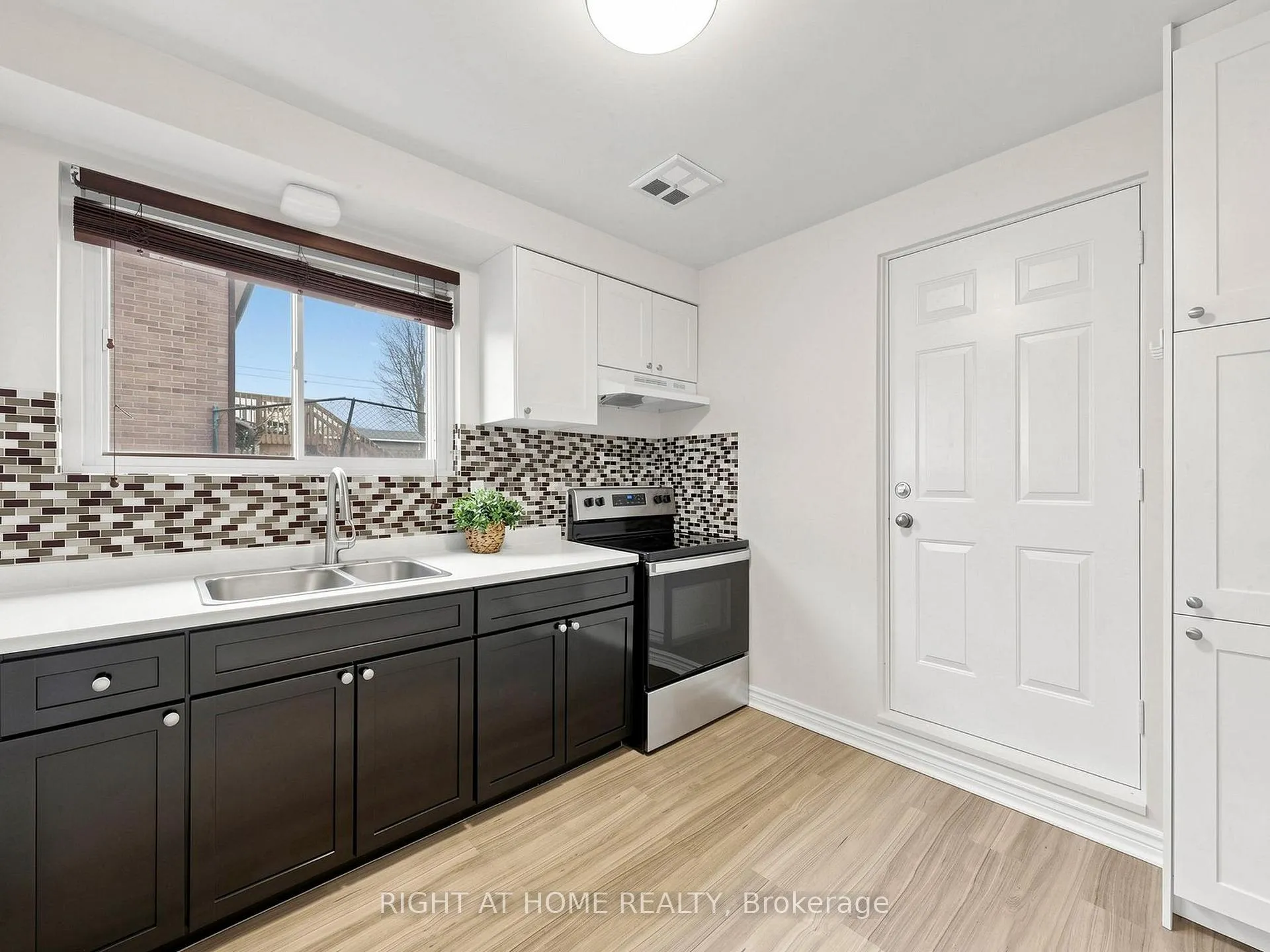 Photo 13 of 345 Dwight Avenue, Oshawa, Lakeview — HOMEH