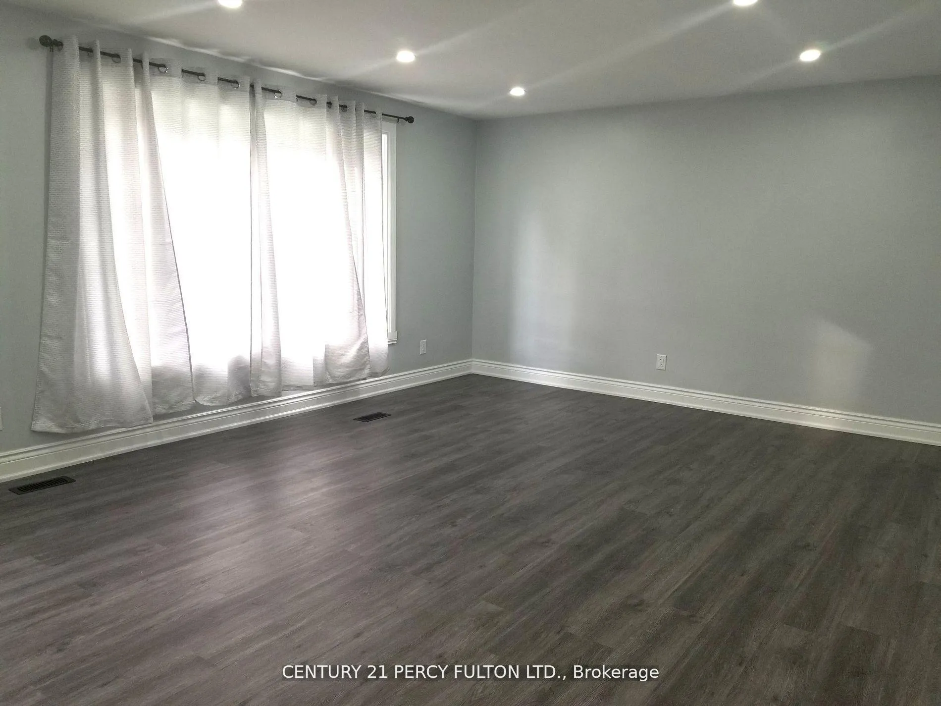 Photo 3 of 1033 Centre Street N, Whitby, Williamsburg — HOMEH