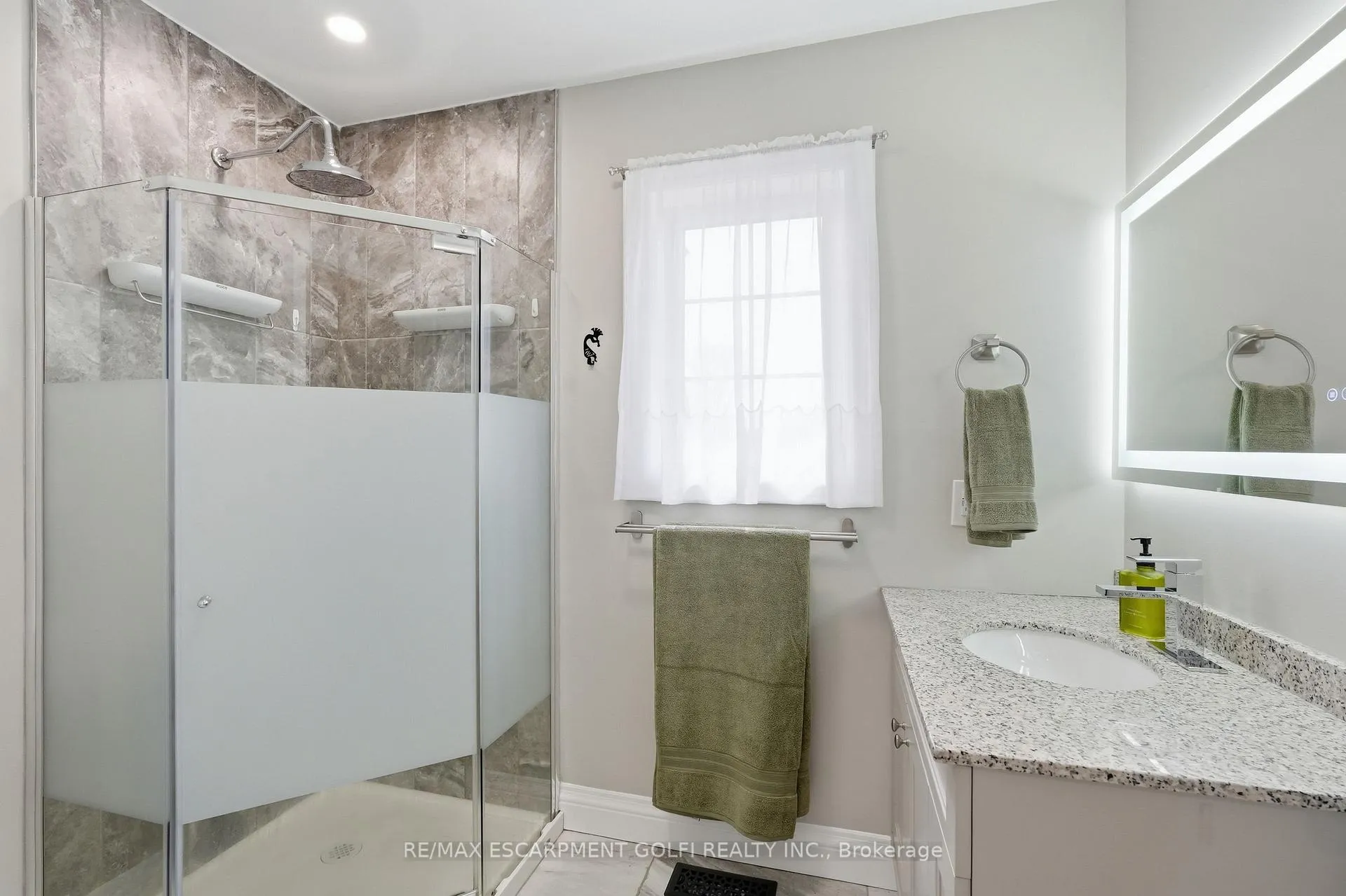 Photo 17 of 3 Rembe Avenue, Hamilton, Hamilton Beach — HOMEH