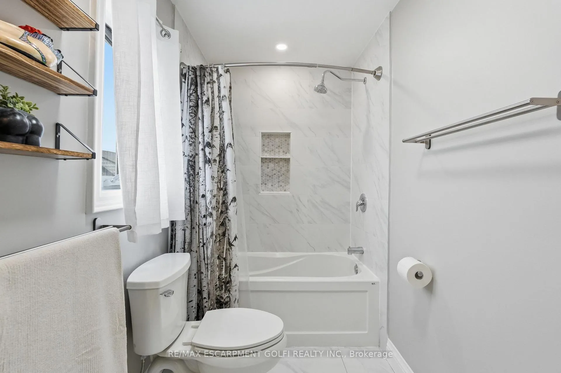 Photo 23 of 3 Rembe Avenue, Hamilton, Hamilton Beach — HOMEH