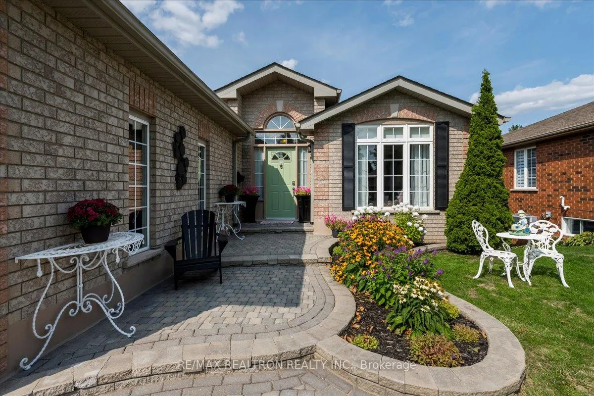 Photo 3 of 44 Columbia Road, Barrie, Holly — HOMEH