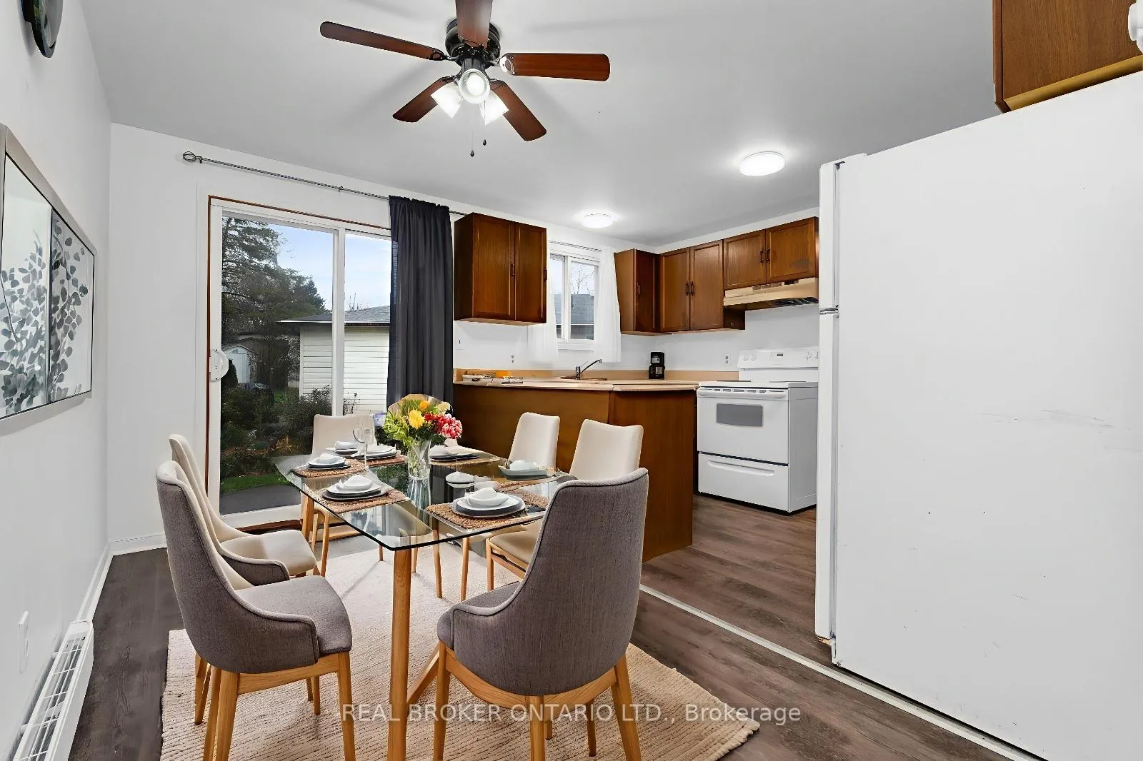 Photo 3 of 8 Maple Leaf Terrace, Innisfil, Cookstown — HOMEH