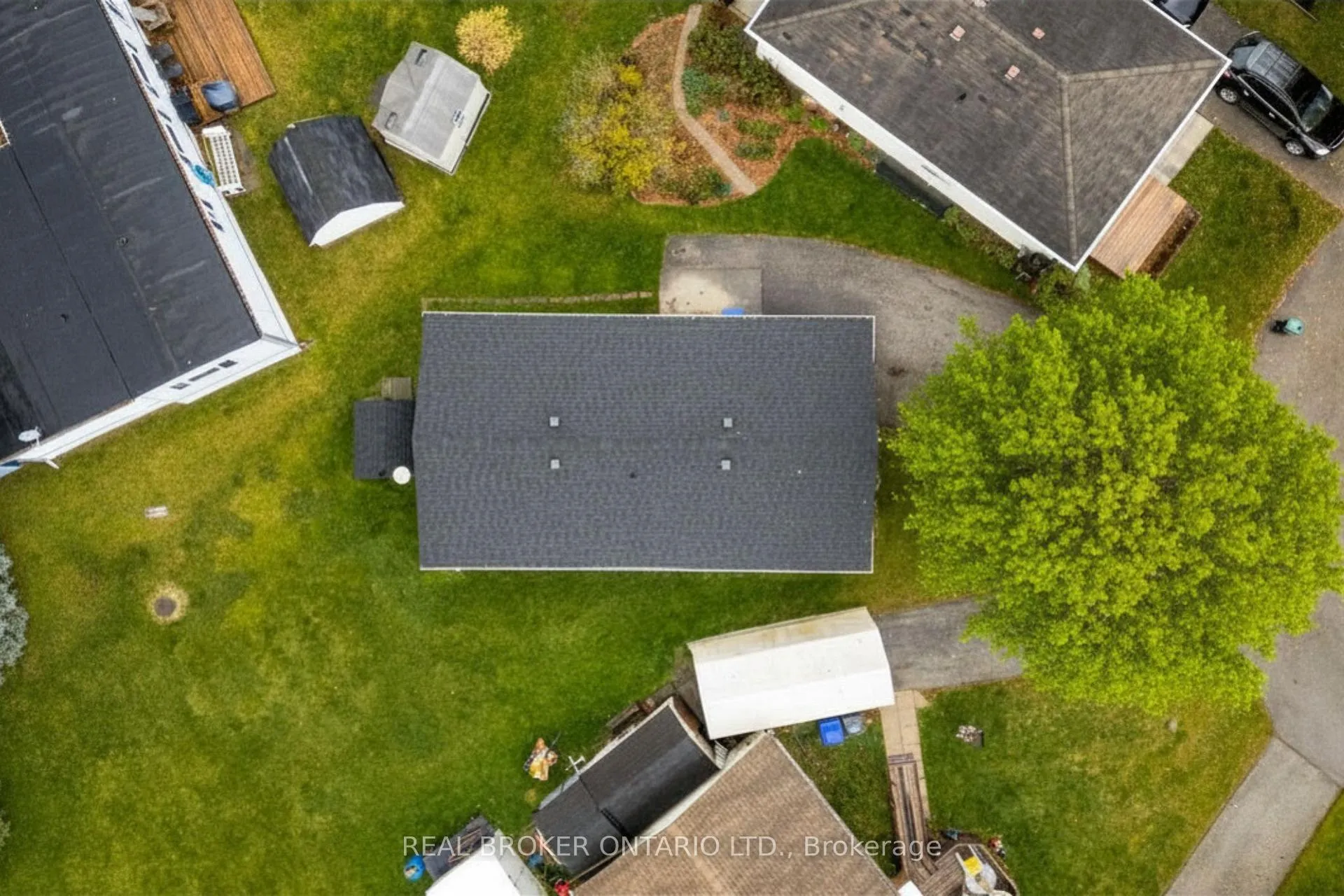 Photo 35 of 8 Maple Leaf Terrace, Innisfil, Cookstown — HOMEH