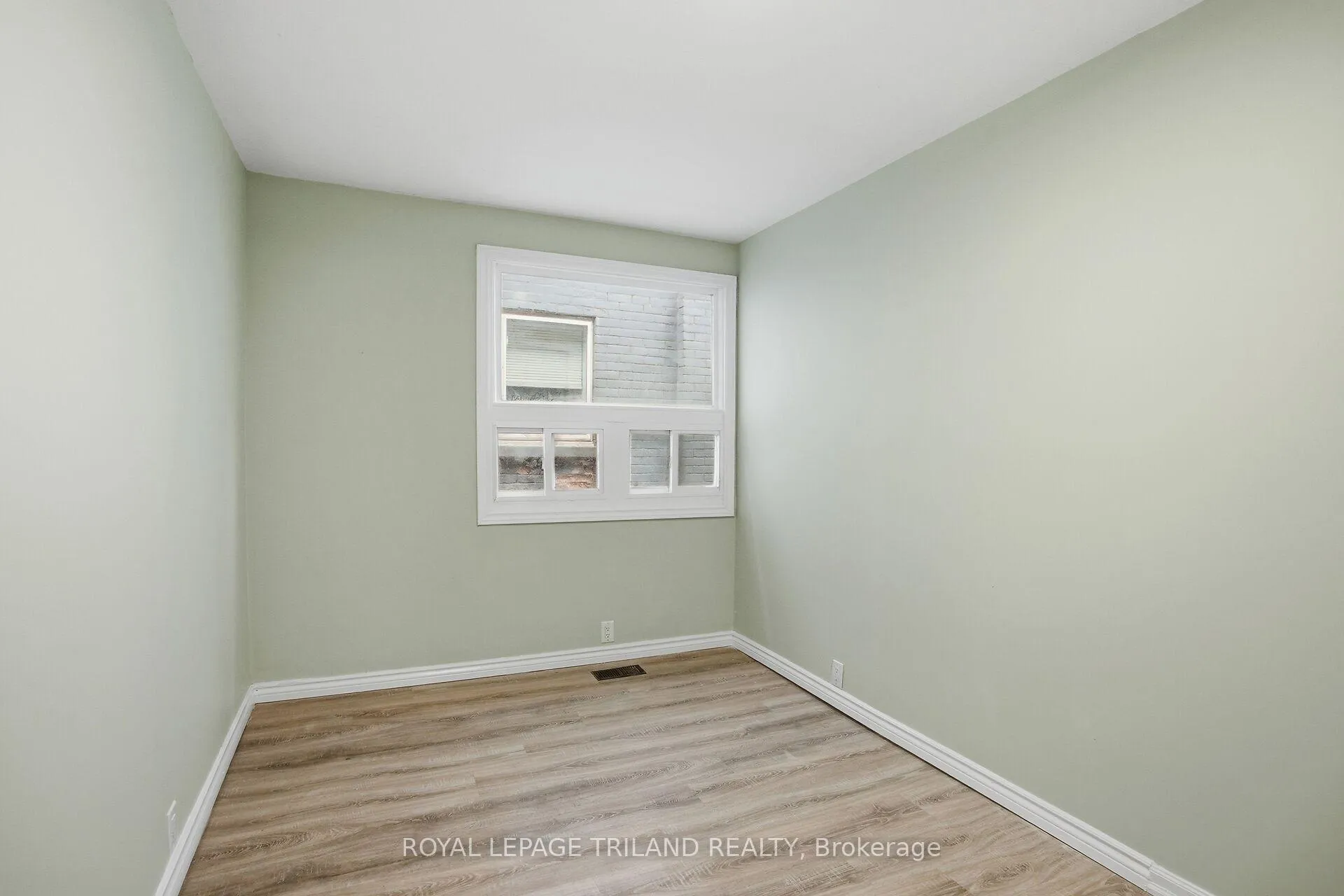 Photo 15 of 151 Waterloo Street, London, East K — HOMEH