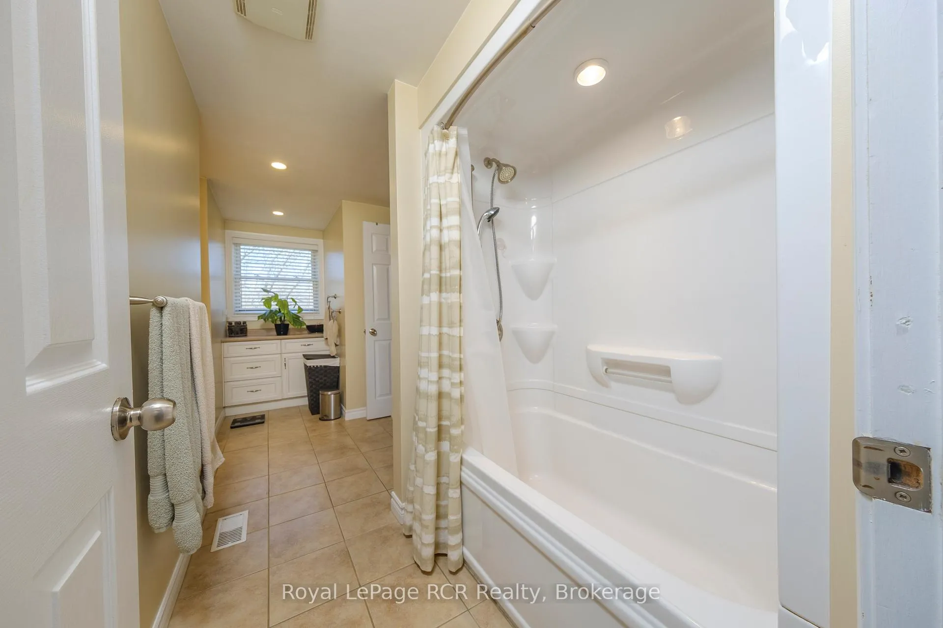 Photo 21 of 821 Mackendrick Drive, Kincardine — HOMEH