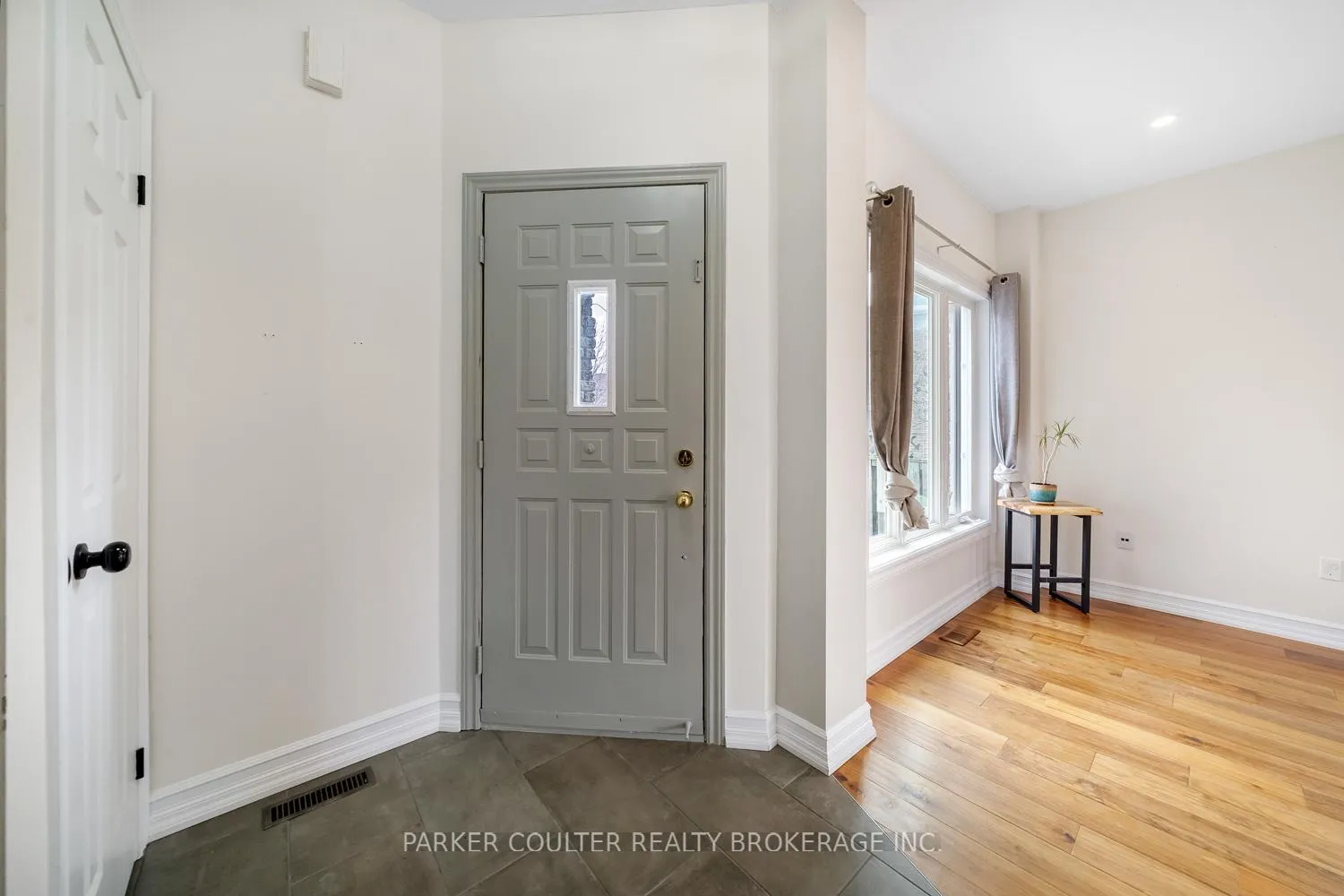 Photo 2 of 151 Raymond Crescent, Barrie, Painswick South — HOMEH