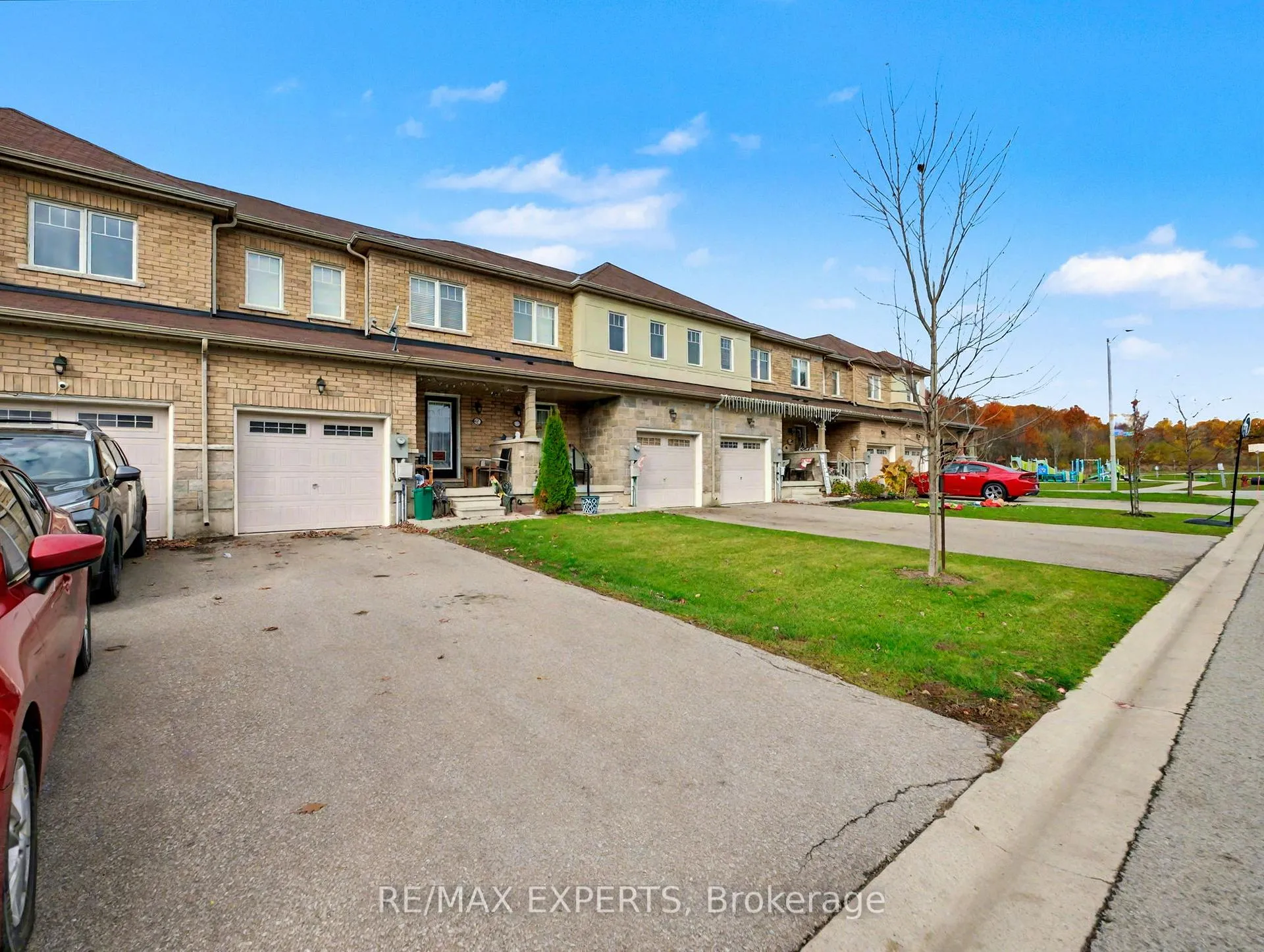 Photo 4 of 7790 White Pine Crescent, Niagara Falls, Brown — HOMEH