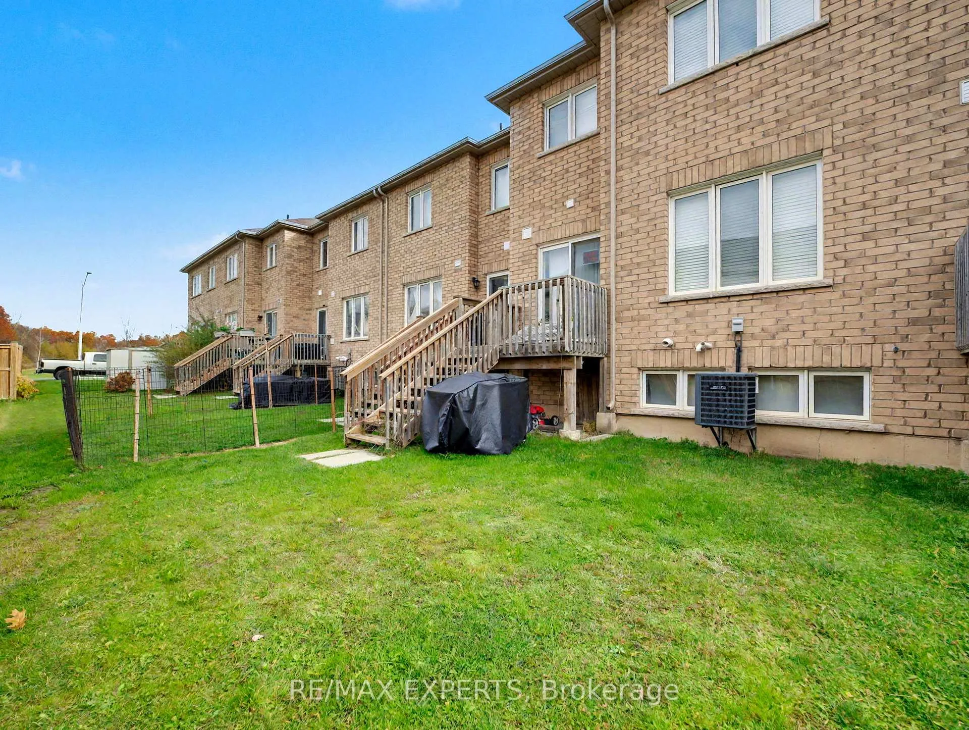 Photo 7 of 7790 White Pine Crescent, Niagara Falls, Brown — HOMEH