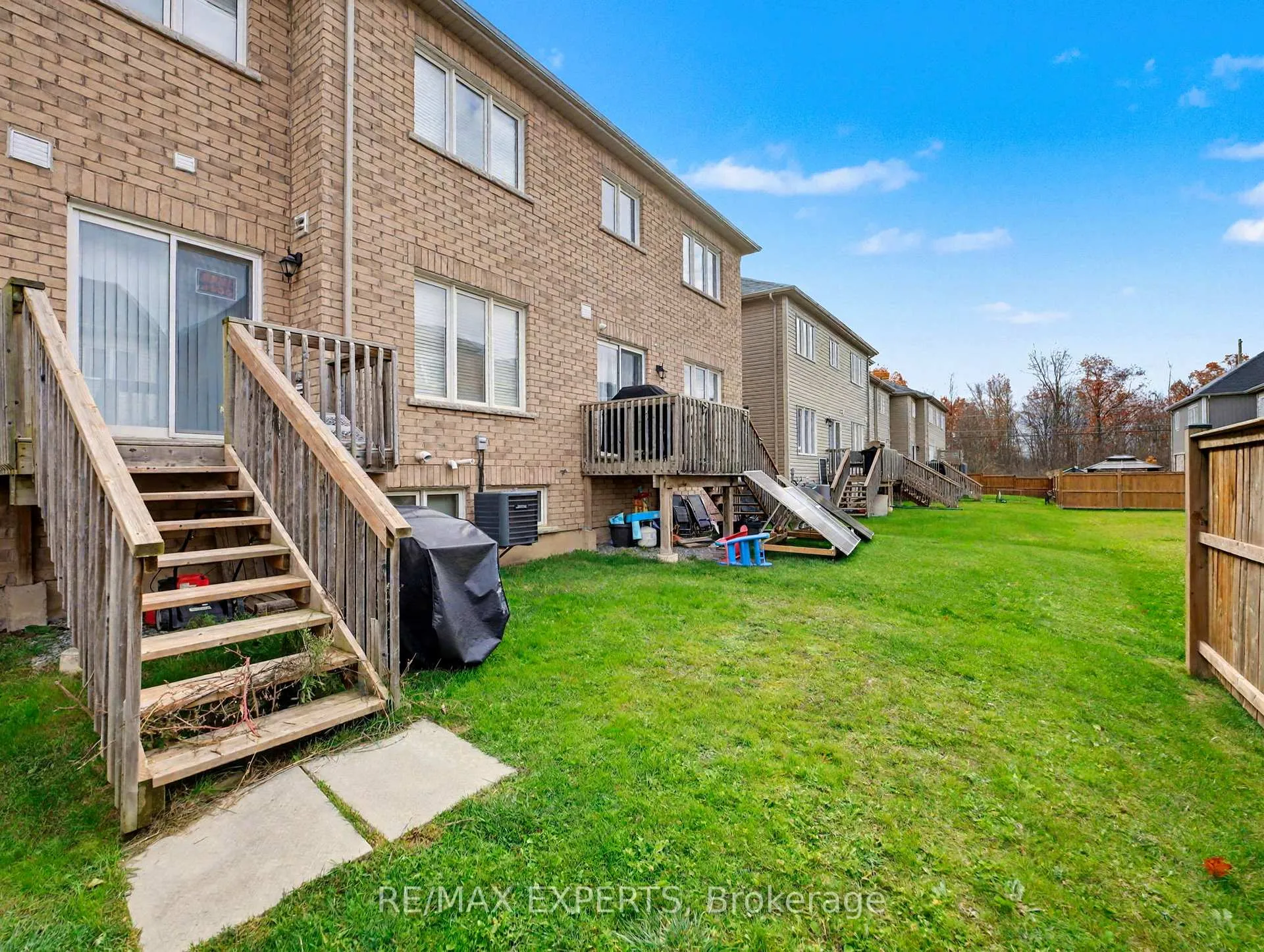 Photo 8 of 7790 White Pine Crescent, Niagara Falls, Brown — HOMEH