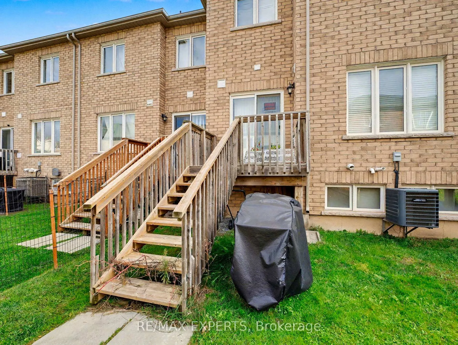 Photo 10 of 7790 White Pine Crescent, Niagara Falls, Brown — HOMEH