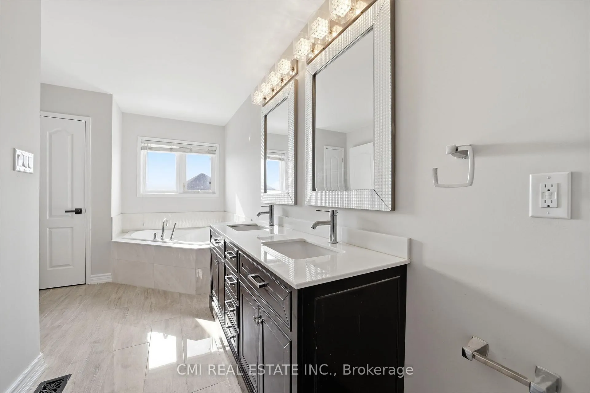 Photo 23 of 107 Venice Gate Drive, Vaughan, Vellore Village — HOMEH