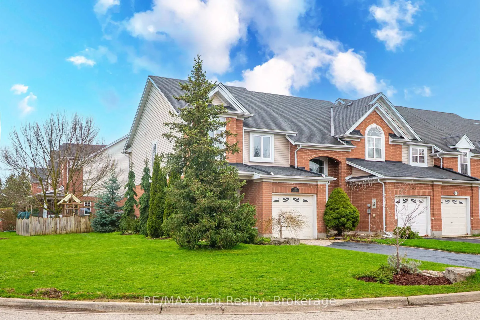 Photo 2 of 537 Beaver Creek Crescent, Waterloo, Columbia Forest — HOMEH
