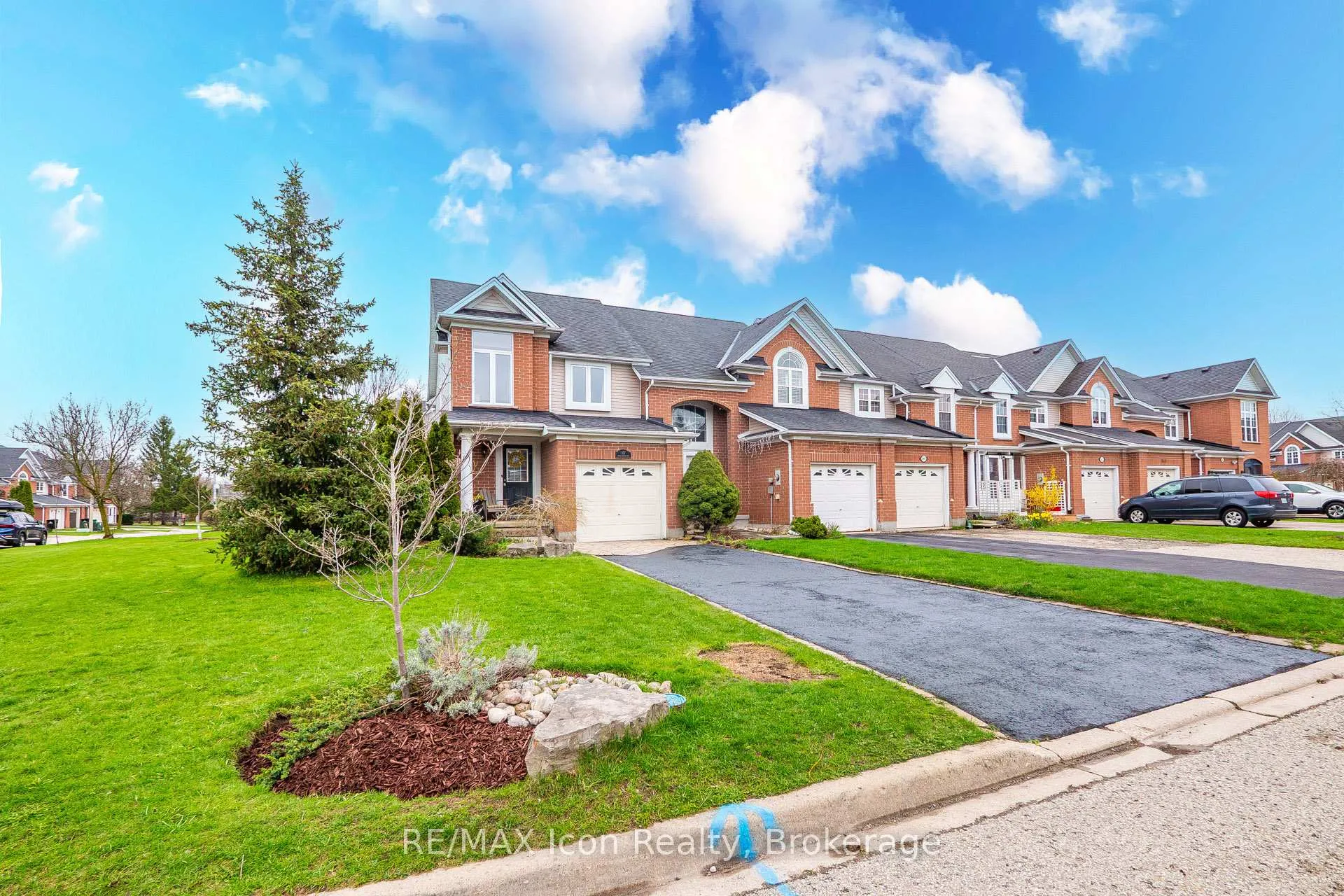Photo 4 of 537 Beaver Creek Crescent, Waterloo, Columbia Forest — HOMEH