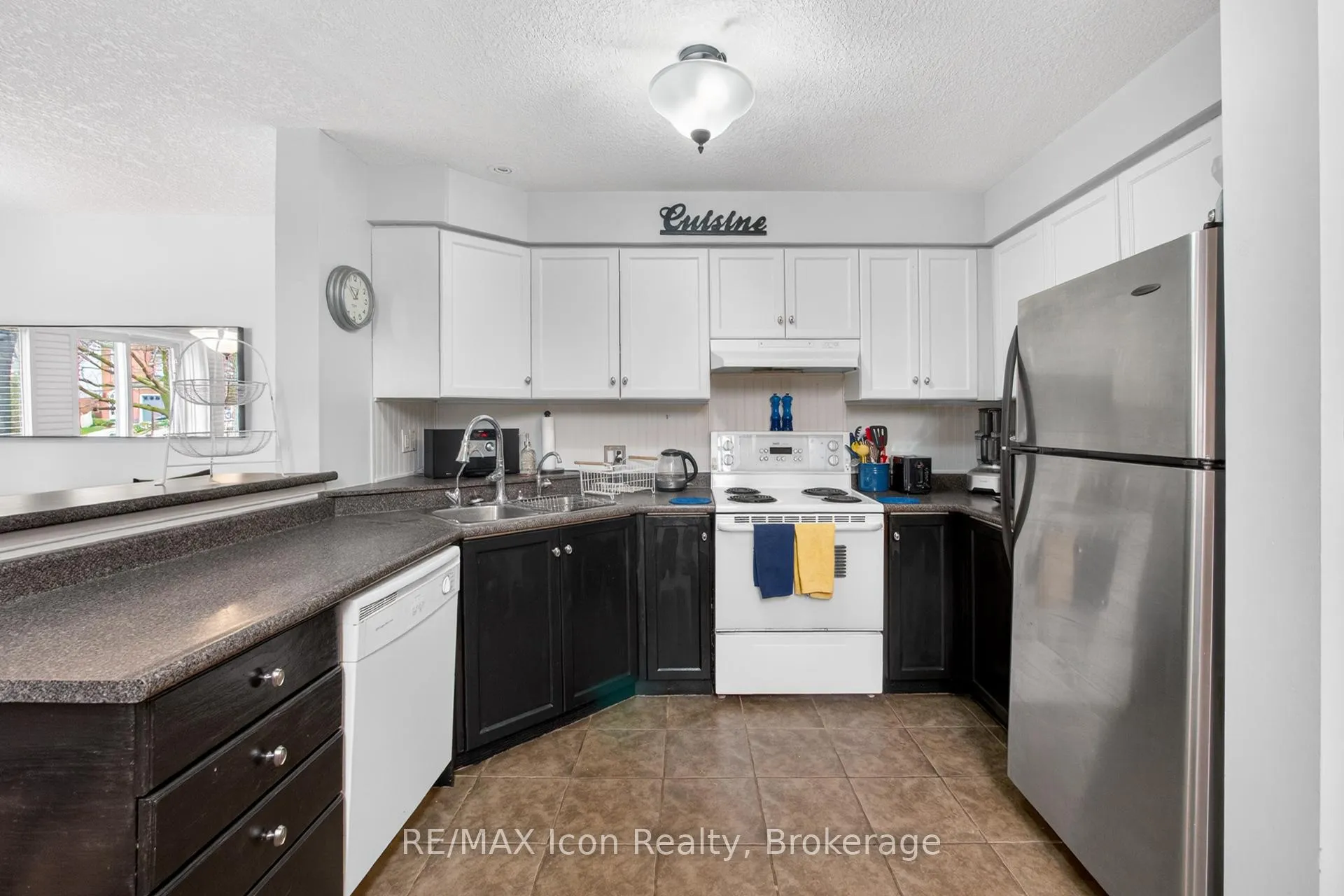 Photo 11 of 537 Beaver Creek Crescent, Waterloo, Columbia Forest — HOMEH