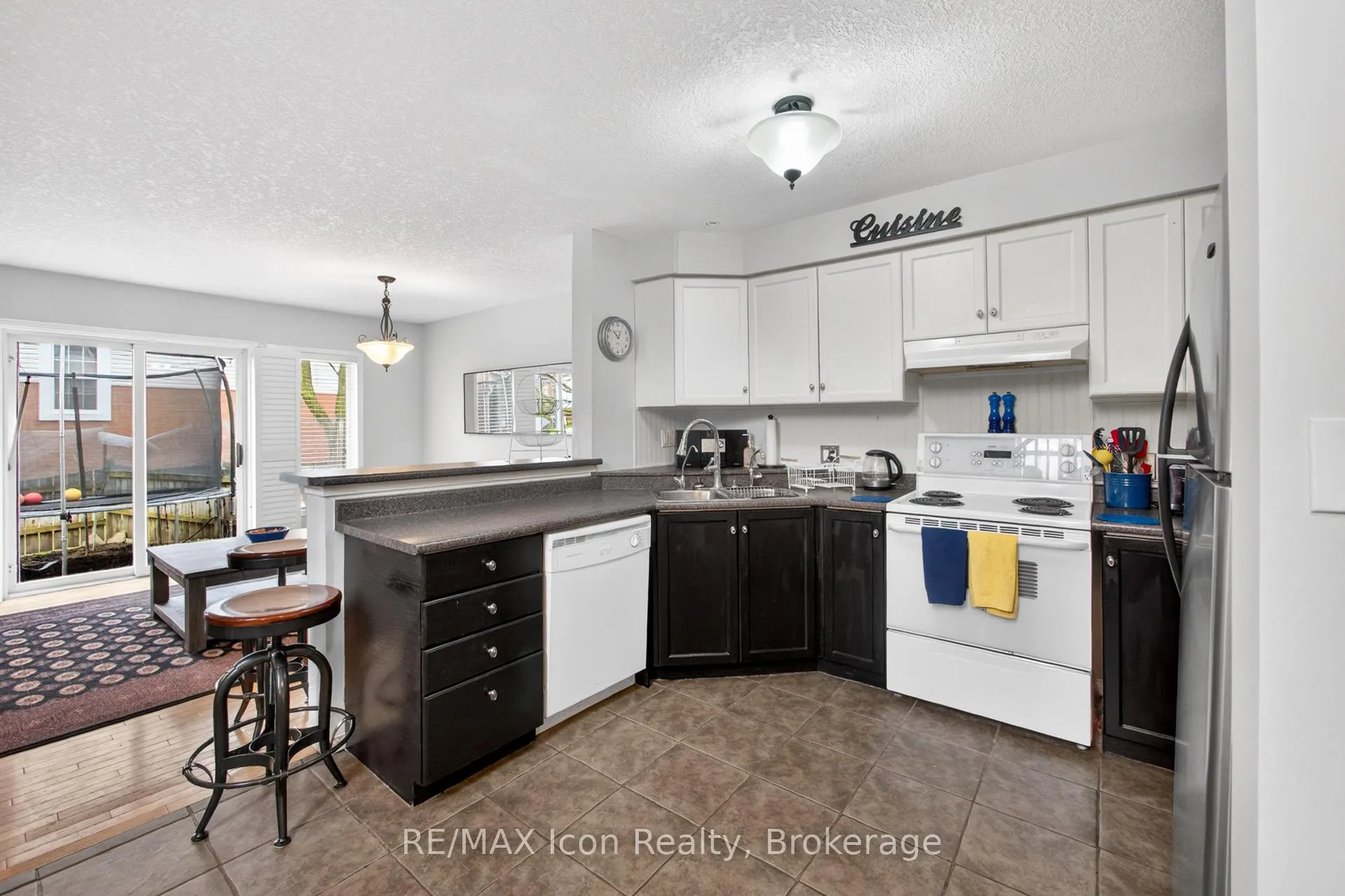 Photo 12 of 537 Beaver Creek Crescent, Waterloo, Columbia Forest — HOMEH