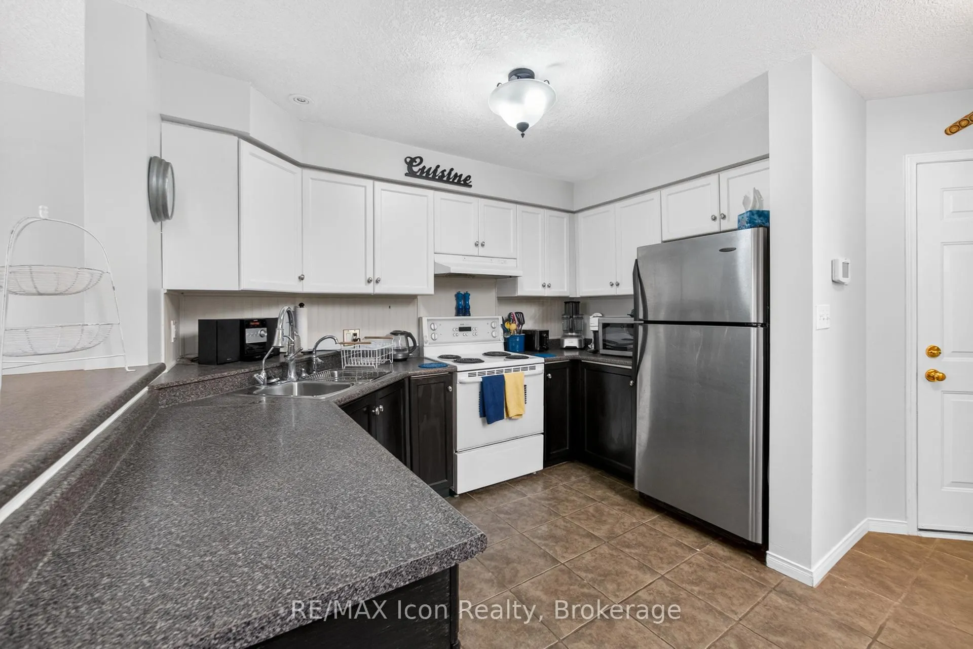 Photo 13 of 537 Beaver Creek Crescent, Waterloo, Columbia Forest — HOMEH