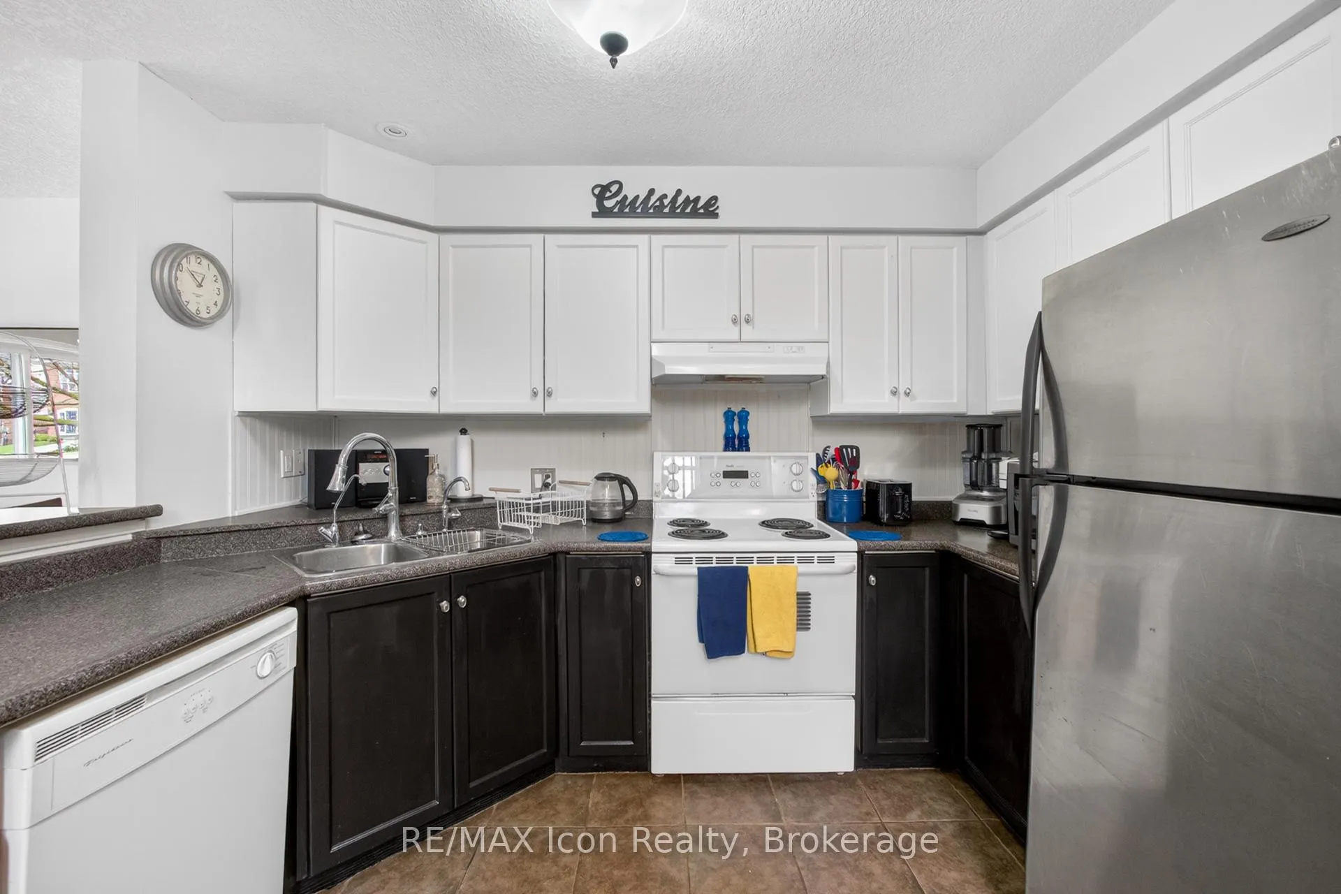 Photo 14 of 537 Beaver Creek Crescent, Waterloo, Columbia Forest — HOMEH