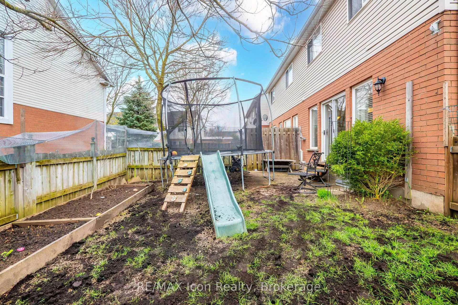 Photo 42 of 537 Beaver Creek Crescent, Waterloo, Columbia Forest — HOMEH