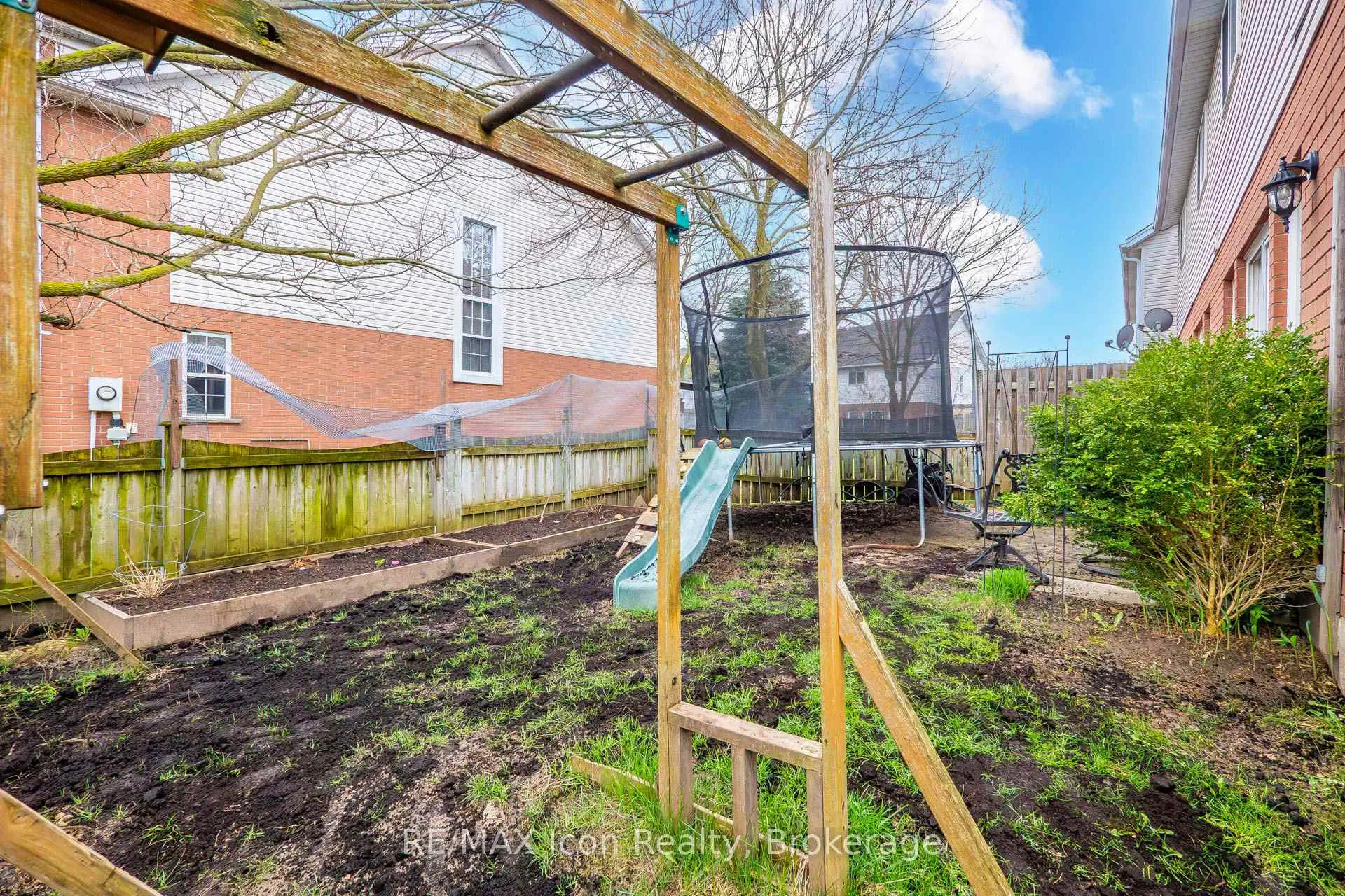 Photo 43 of 537 Beaver Creek Crescent, Waterloo, Columbia Forest — HOMEH