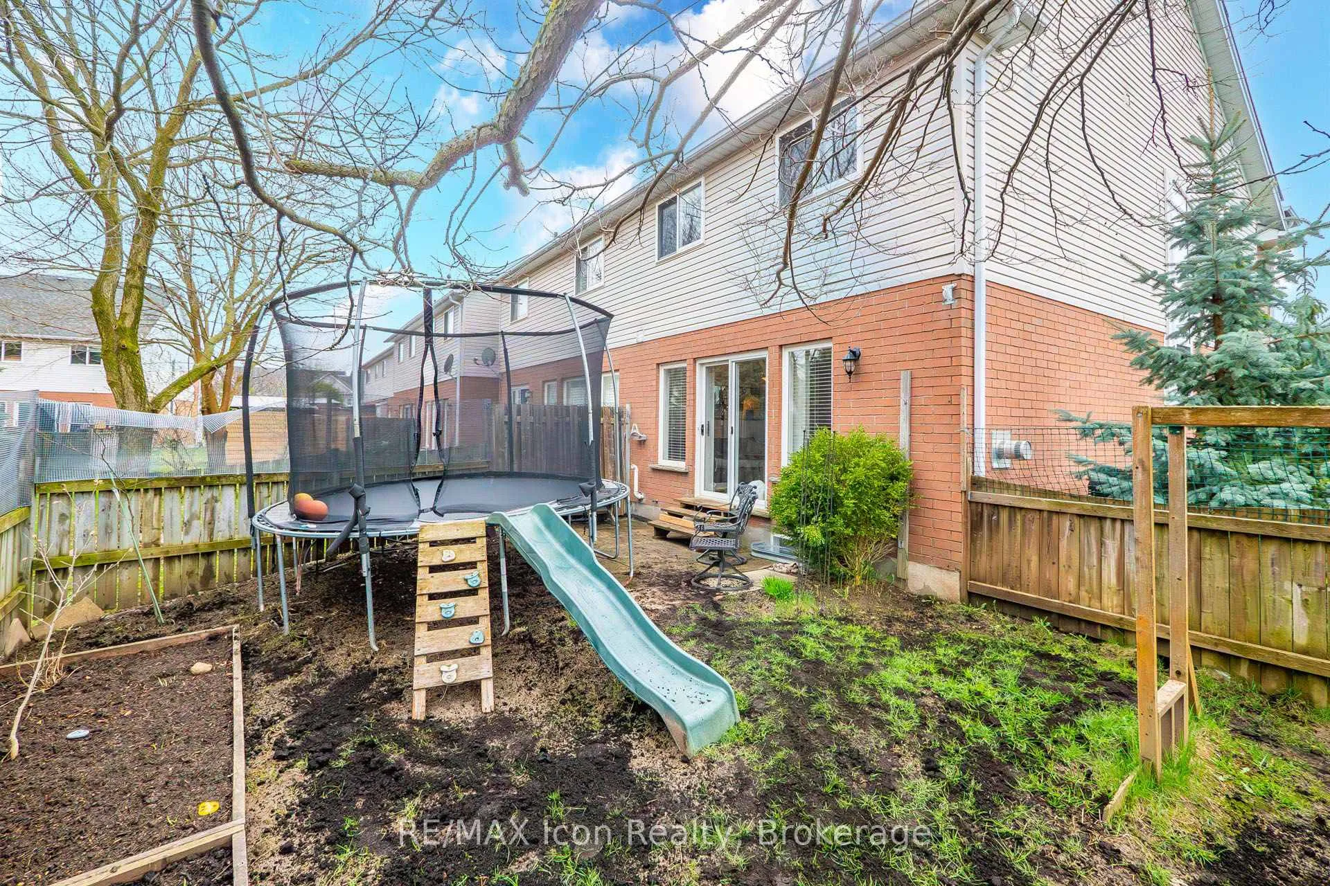 Photo 44 of 537 Beaver Creek Crescent, Waterloo, Columbia Forest — HOMEH