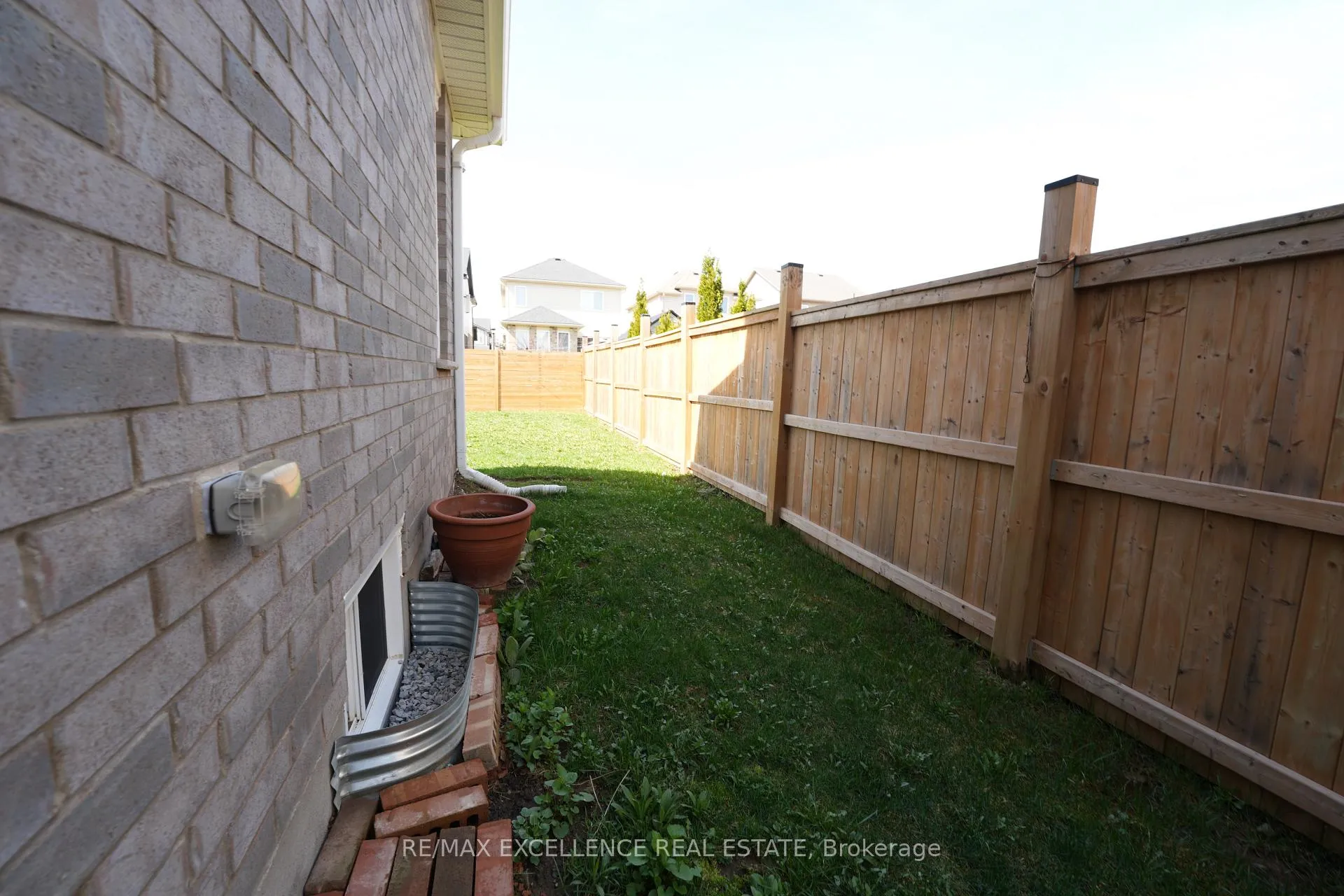 Photo 36 of 1689 Aukett Drive, London, North D — HOMEH