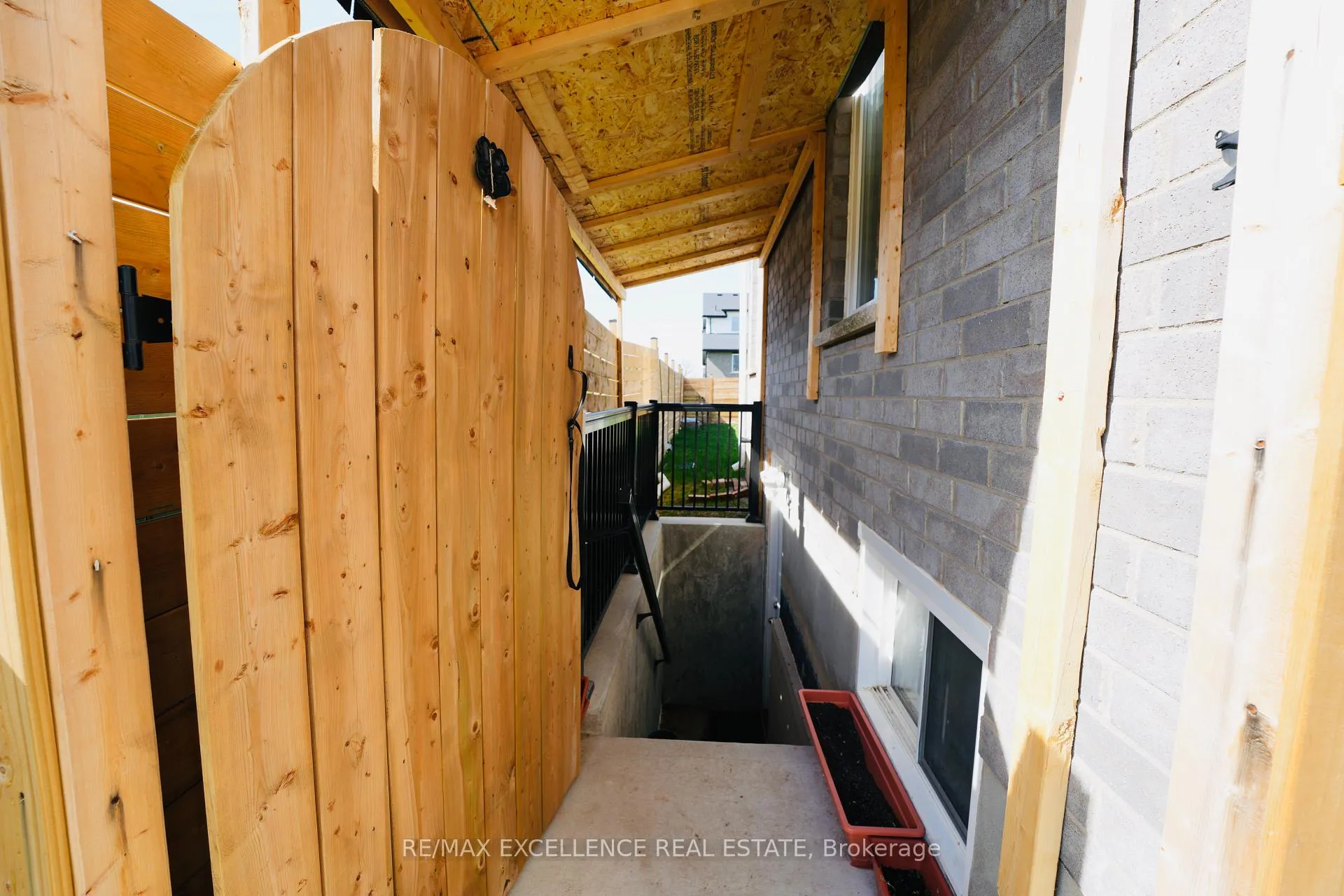 Photo 46 of 1689 Aukett Drive, London, North D — HOMEH