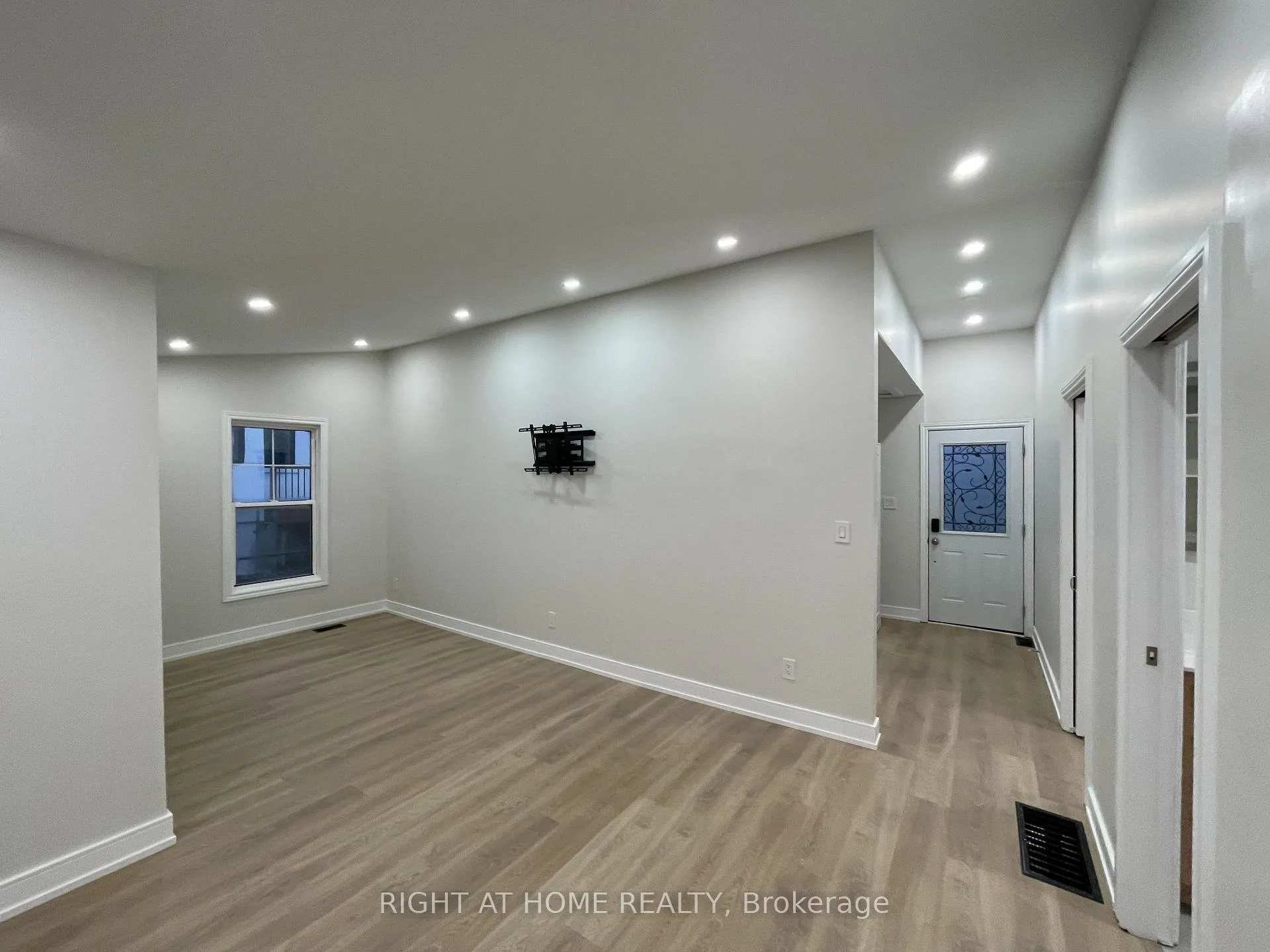 Photo 3 of 154 Garden Avenue, Georgina, Keswick North — HOMEH