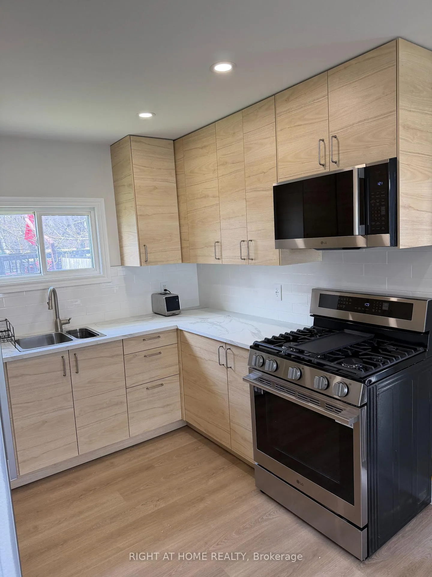 Photo 7 of 154 Garden Avenue, Georgina, Keswick North — HOMEH