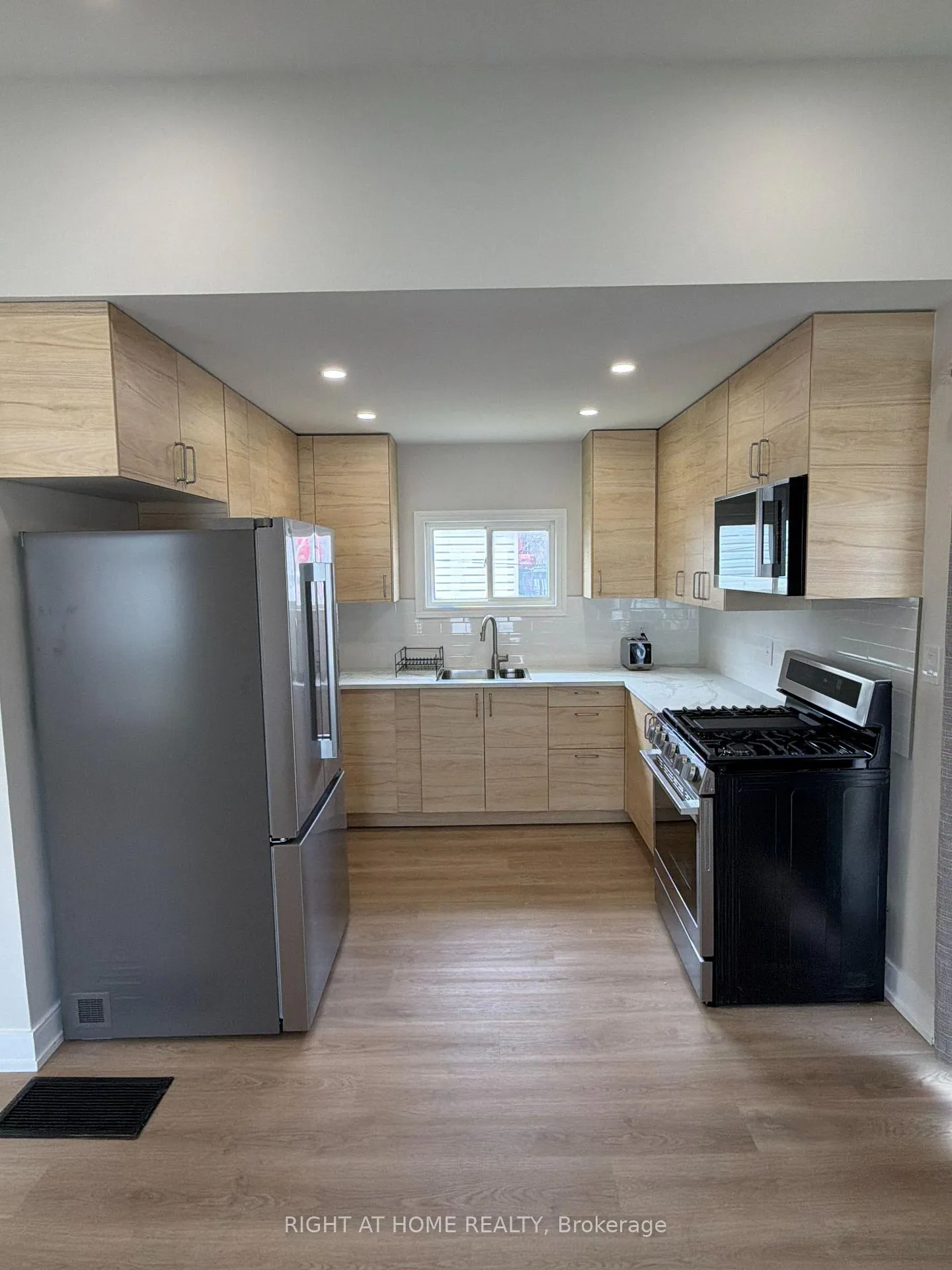 Photo 8 of 154 Garden Avenue, Georgina, Keswick North — HOMEH