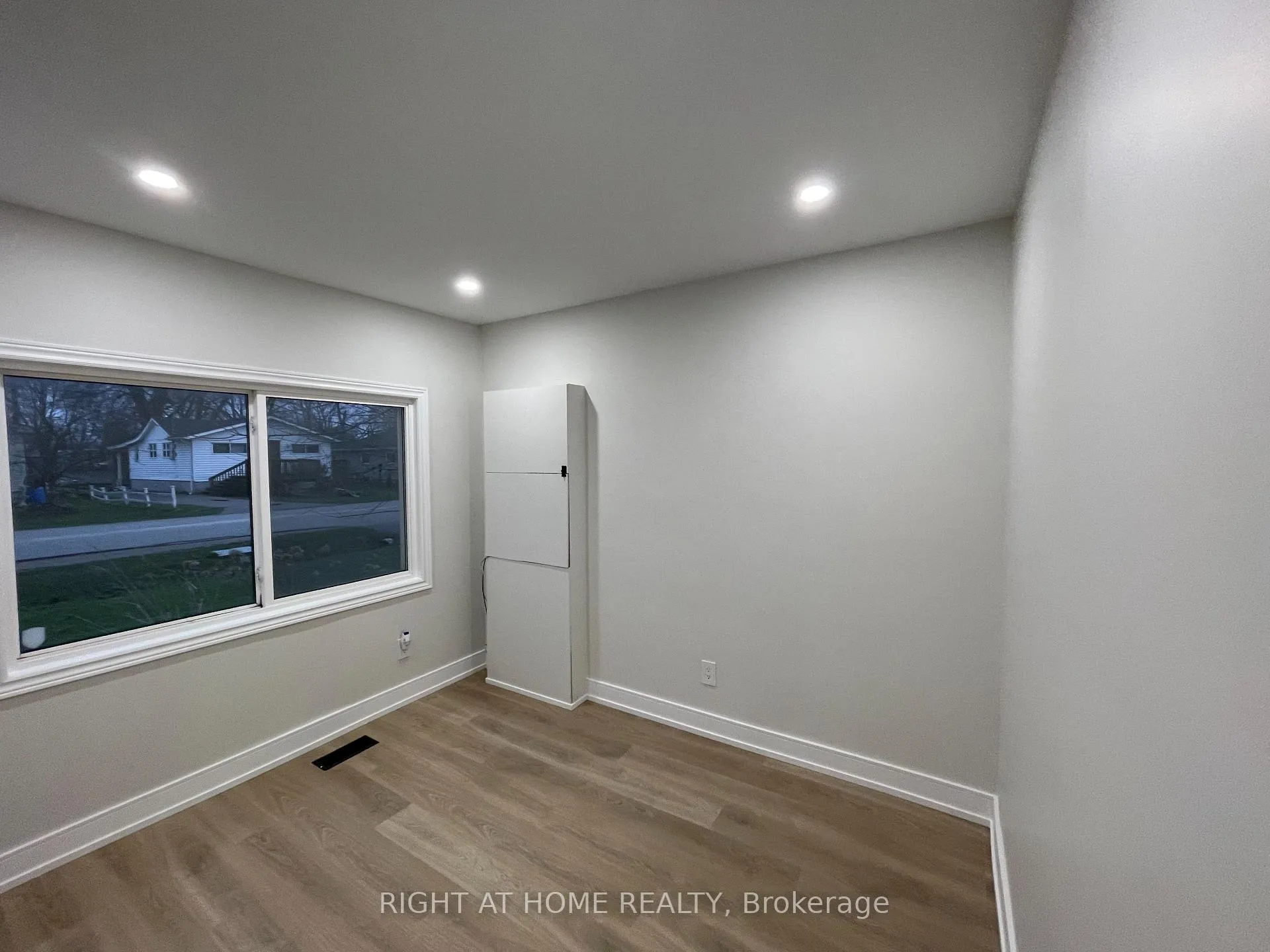 Photo 9 of 154 Garden Avenue, Georgina, Keswick North — HOMEH