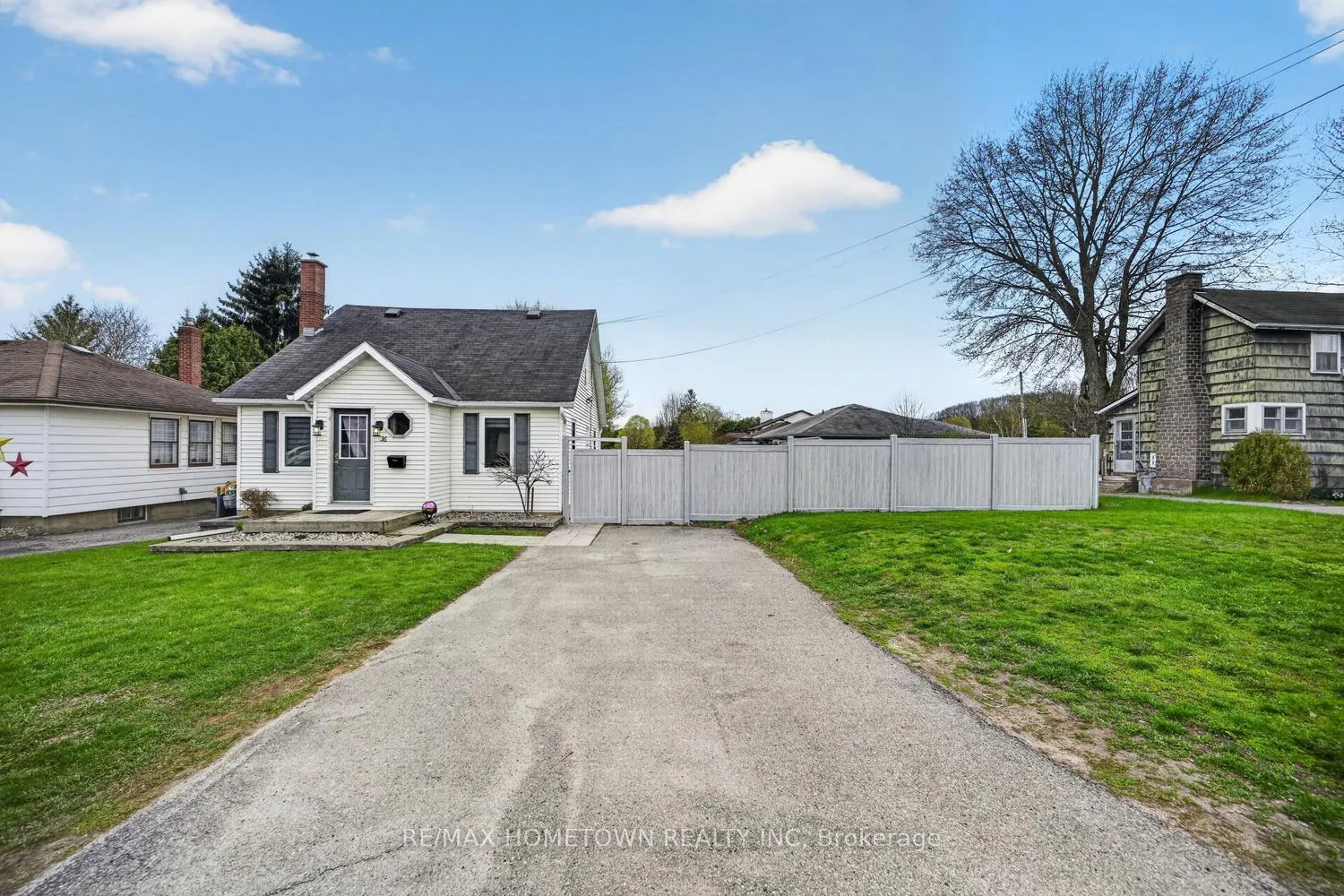 Photo 3 of 36 Centre Street, Brockville — HOMEH