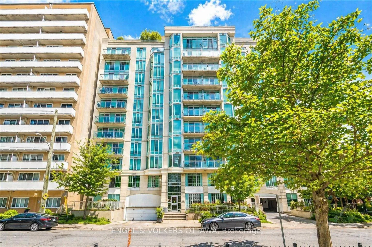 Front of Unit 1112, 138 Somerset Street W