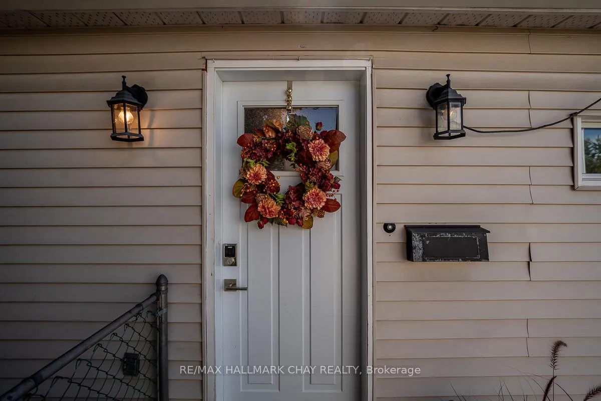 Photo 3 of 29 Shaw Crescent, Barrie, Letitia Heights — HOMEH