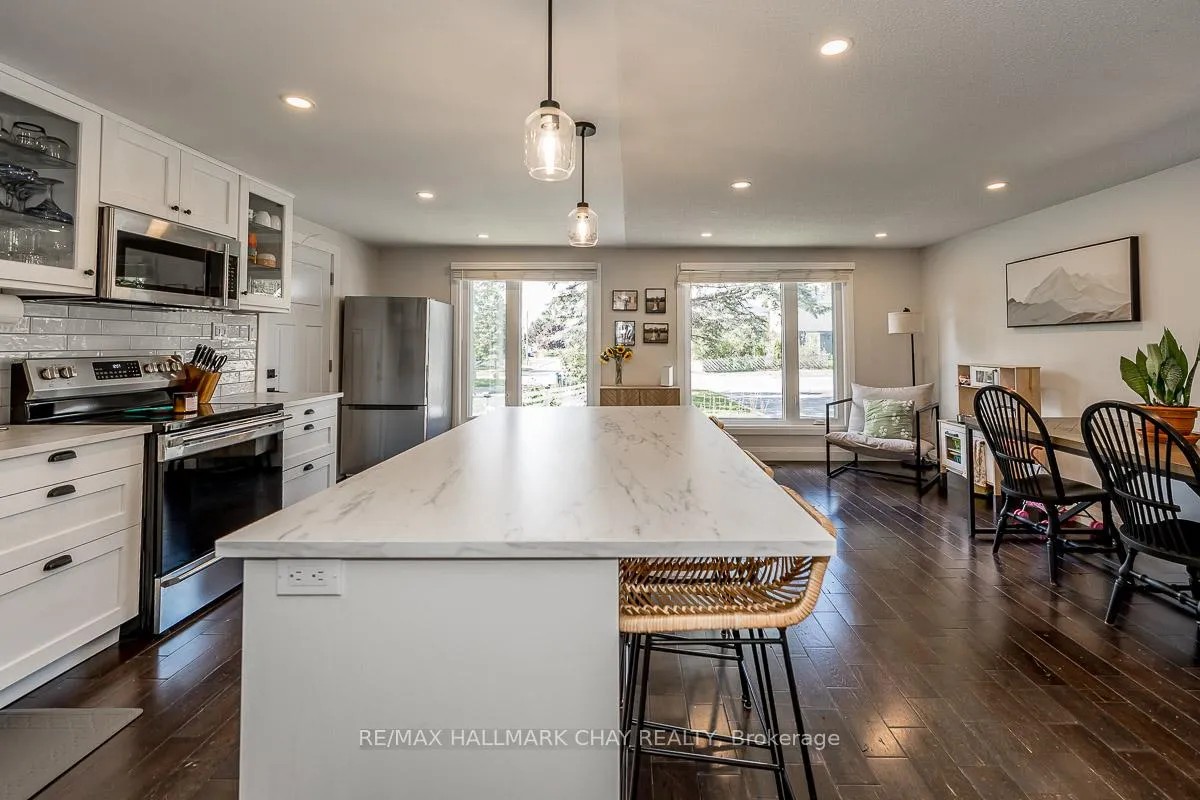 Photo 7 of 29 Shaw Crescent, Barrie, Letitia Heights — HOMEH