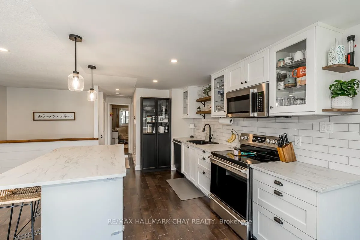 Photo 10 of 29 Shaw Crescent, Barrie, Letitia Heights — HOMEH