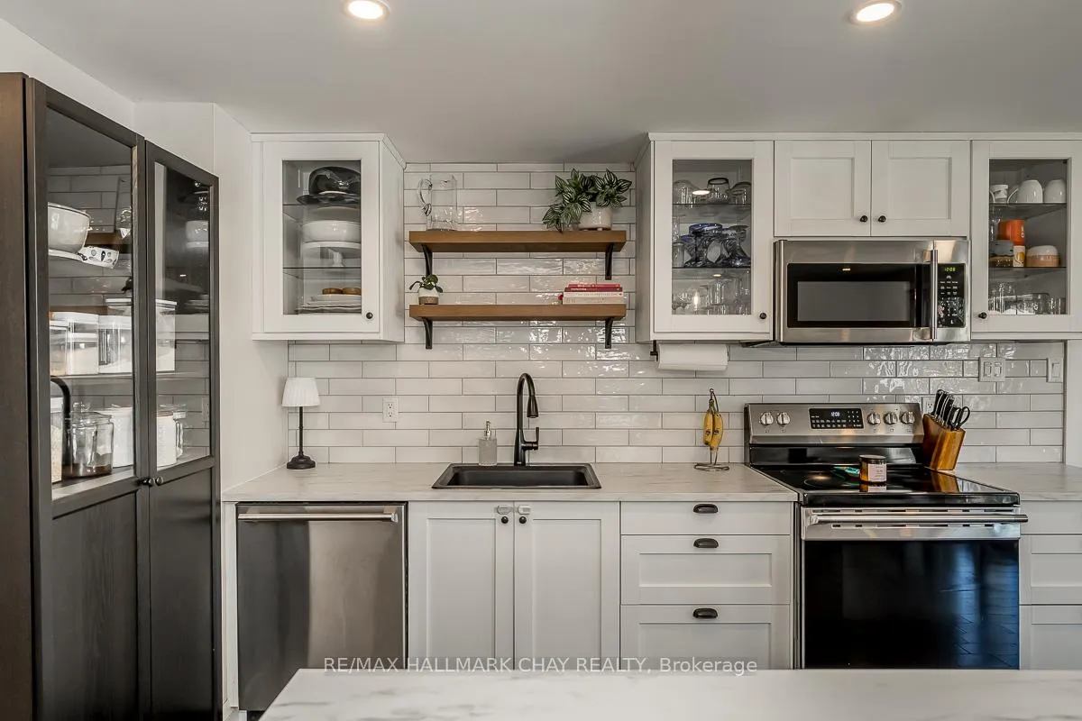 Photo 11 of 29 Shaw Crescent, Barrie, Letitia Heights — HOMEH