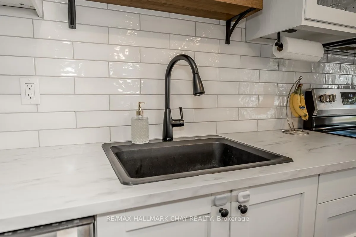 Photo 12 of 29 Shaw Crescent, Barrie, Letitia Heights — HOMEH