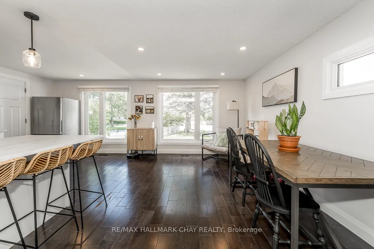 Photo 17 of 29 Shaw Crescent, Barrie, Letitia Heights — HOMEH