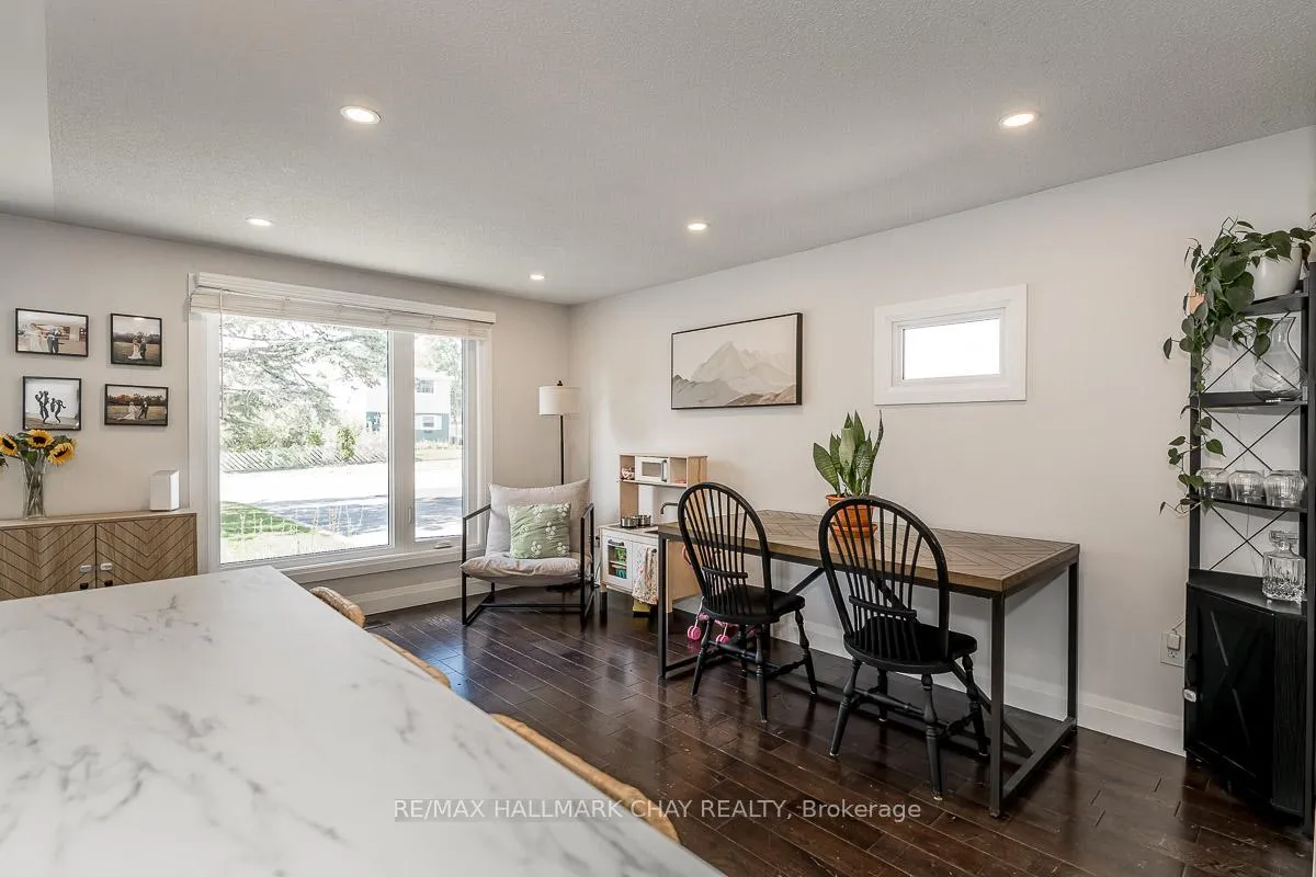 Photo 18 of 29 Shaw Crescent, Barrie, Letitia Heights — HOMEH