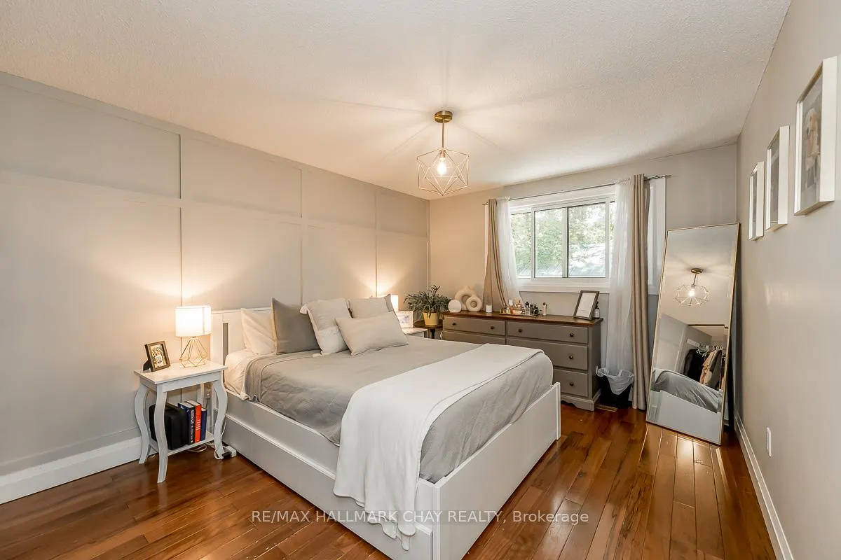 Photo 19 of 29 Shaw Crescent, Barrie, Letitia Heights — HOMEH