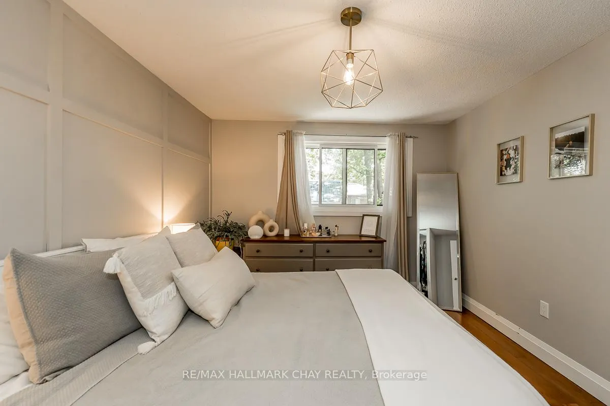 Photo 20 of 29 Shaw Crescent, Barrie, Letitia Heights — HOMEH