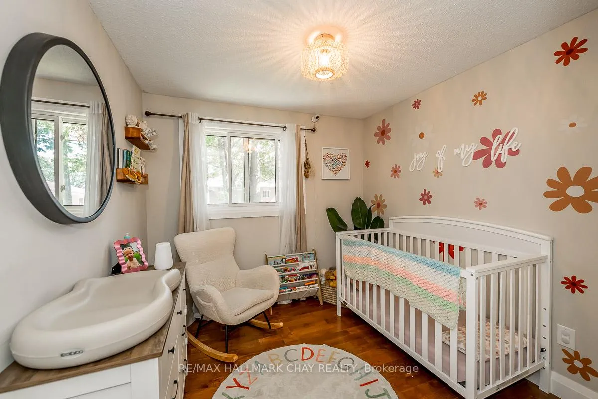 Photo 22 of 29 Shaw Crescent, Barrie, Letitia Heights — HOMEH
