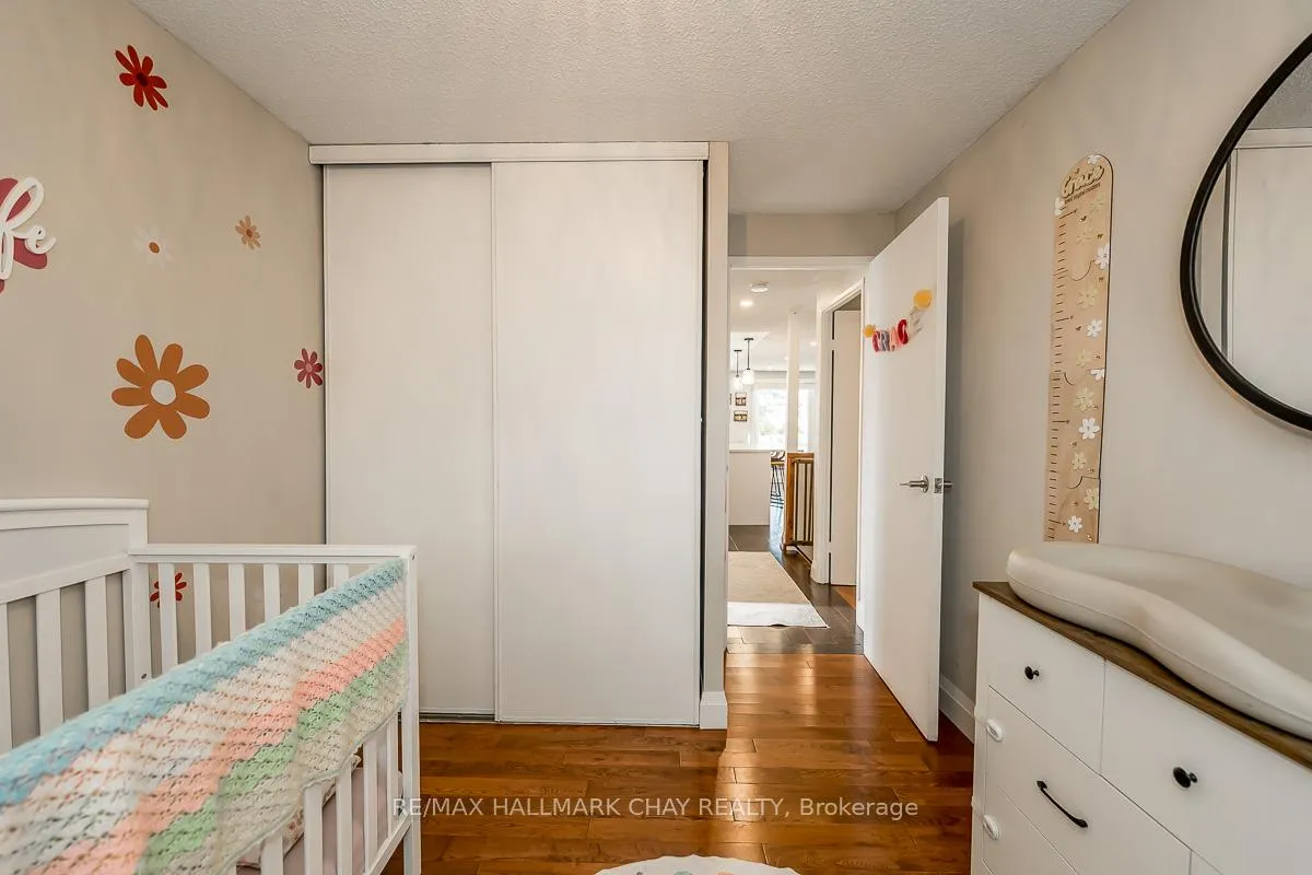 Photo 23 of 29 Shaw Crescent, Barrie, Letitia Heights — HOMEH
