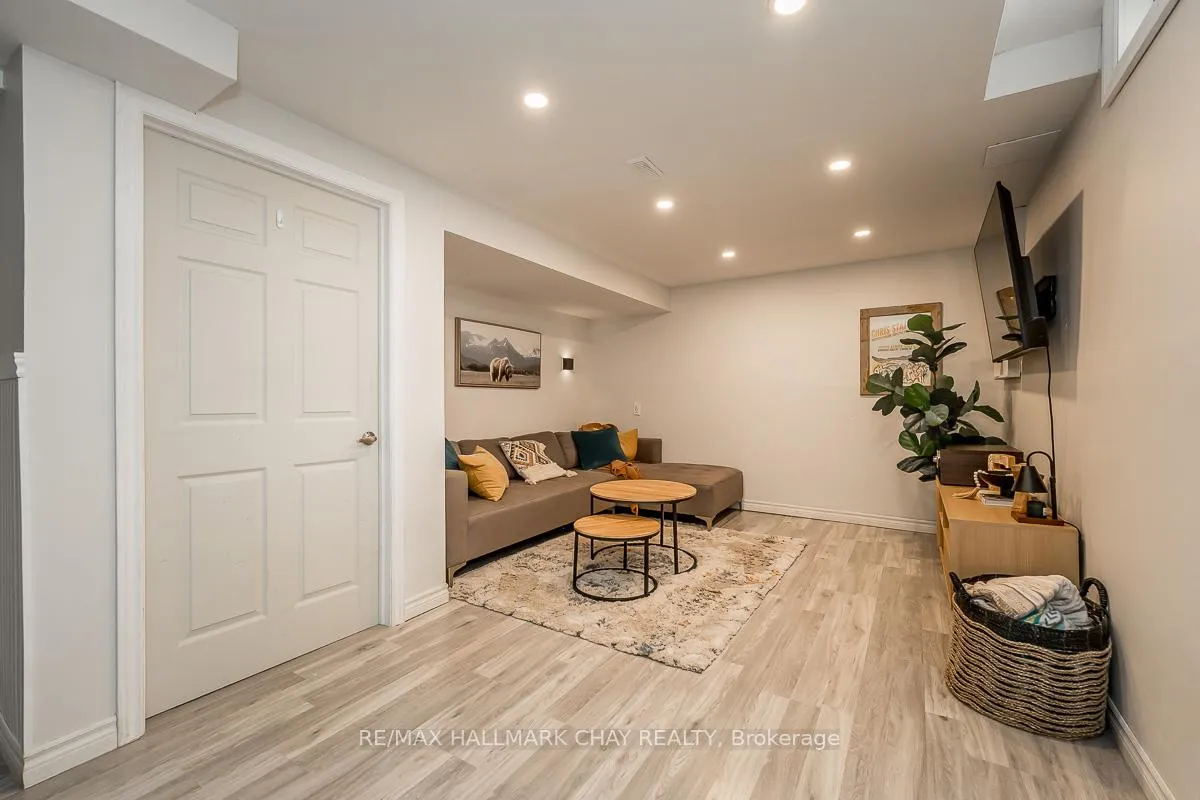 Photo 26 of 29 Shaw Crescent, Barrie, Letitia Heights — HOMEH