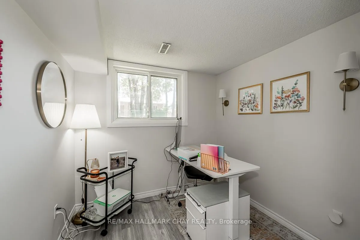 Photo 32 of 29 Shaw Crescent, Barrie, Letitia Heights — HOMEH