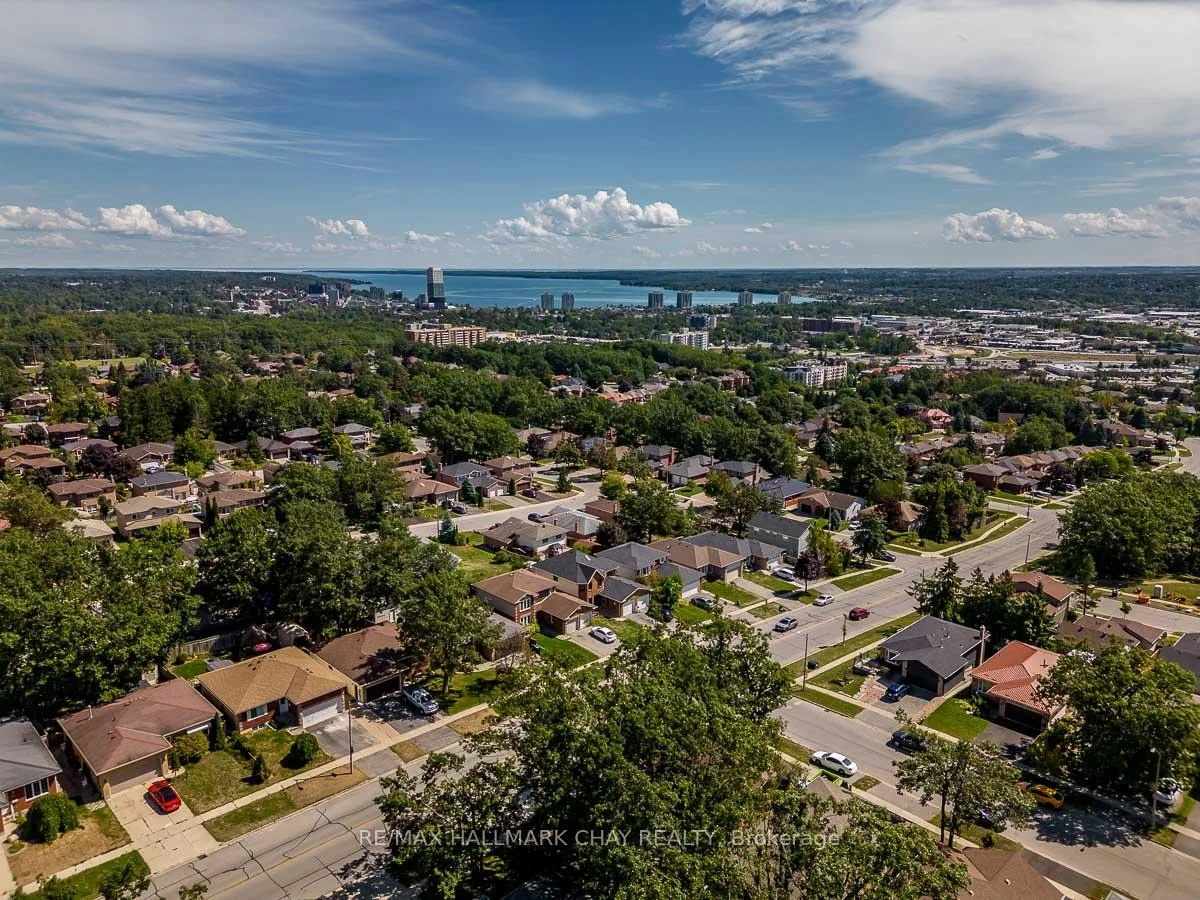 Photo 44 of 29 Shaw Crescent, Barrie, Letitia Heights — HOMEH