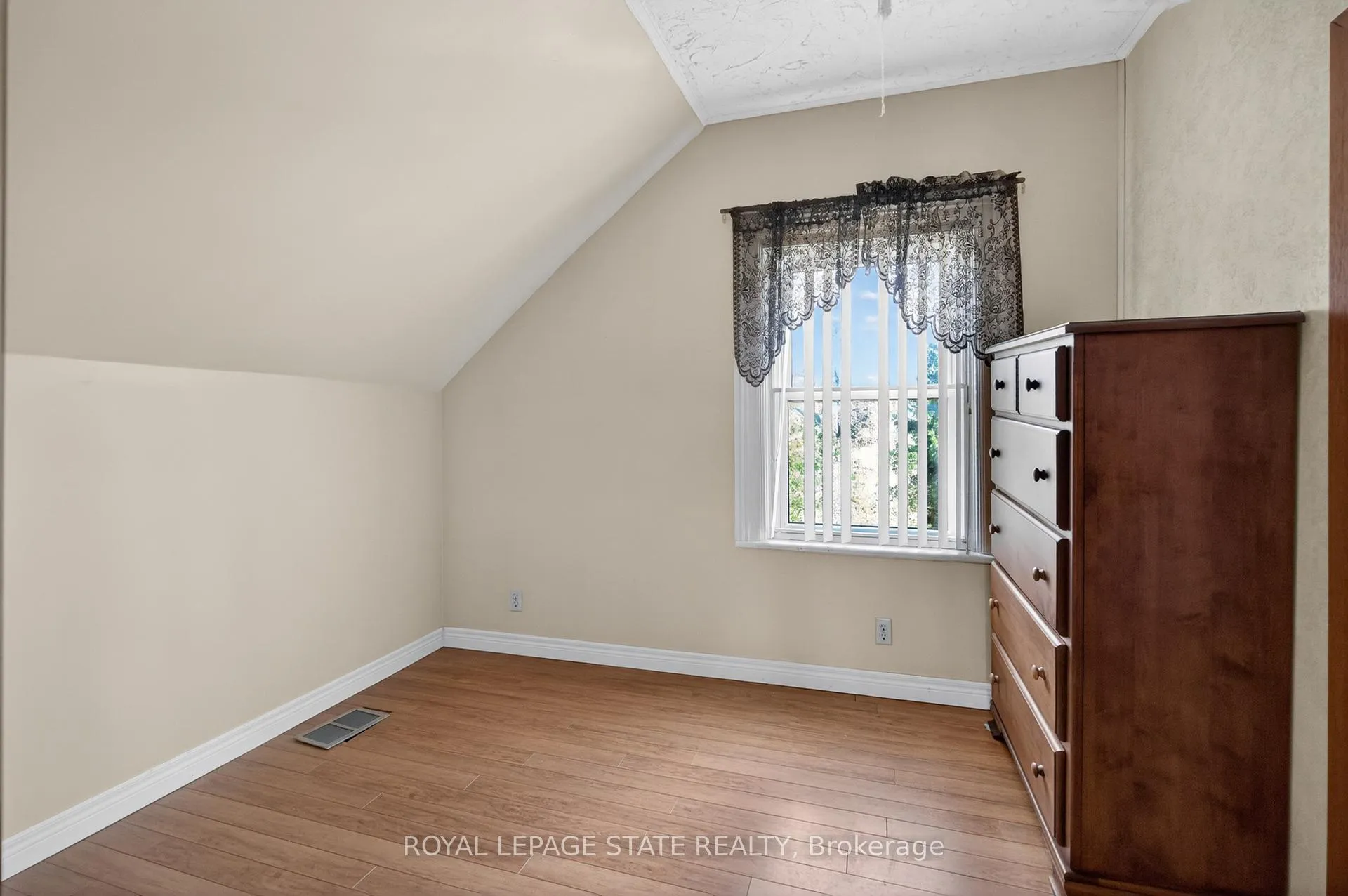 Photo 23 of 8011 Leeming Road, Hamilton, Rural Glanbrook — HOMEH