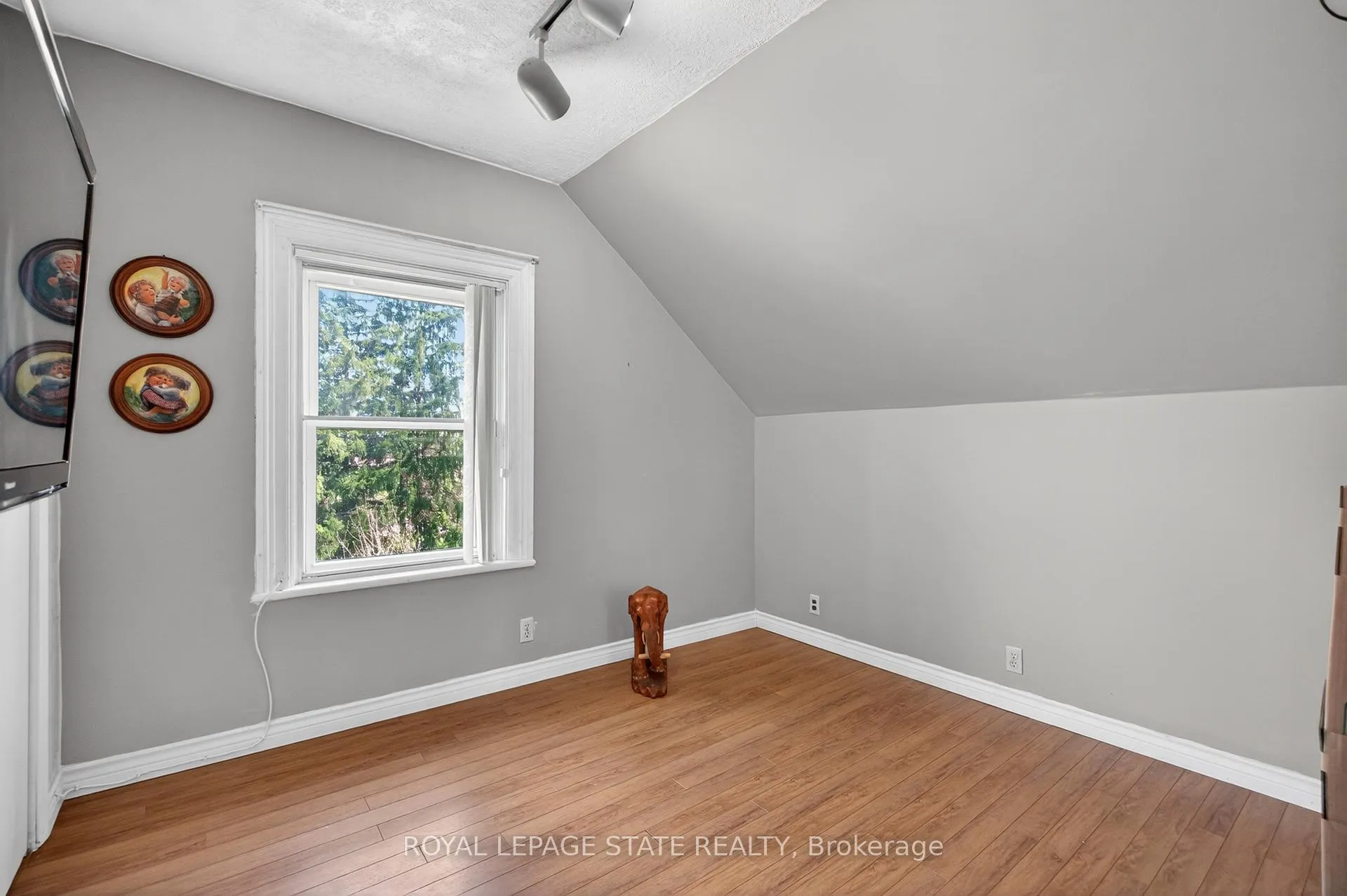 Photo 24 of 8011 Leeming Road, Hamilton, Rural Glanbrook — HOMEH