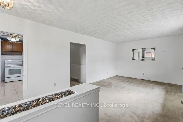 Photo 8 of 14 Masefield Crescent, London, East I — HOMEH
